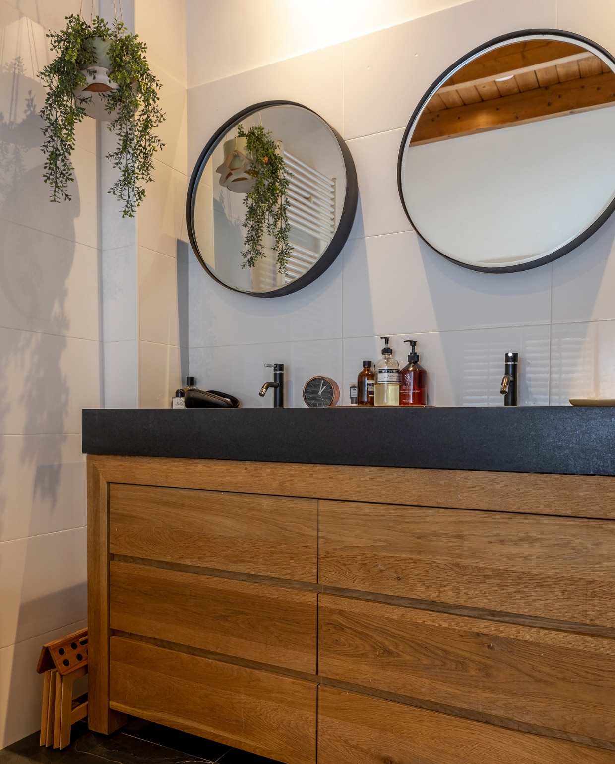 Wastafelmeubel meubelmaker. Zeeppompjes Marie-StellaMaris. Klapkruk Loods 5. Plantenhanger en kunstplant Ikea. Wasmand Kwantum. vtwonen 02-2023 | styling Karin van Schie | fotografie Henny van Belkom