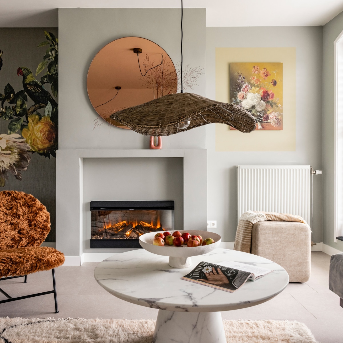 Flexa Creations muurverf bij de haard Saliegroen, bij het raam Airy Foliage, geel kleurvlak Wild Wonder, groen kleurvlak Grungy Roots (flexa.nl). Op maat gemaakt behang Wallpower uit de collectie Museum 307402, (eijffinger.com). Vloer Ustica Cera touch 50 cera 0272 B, haard (woninginrichting-aanhuis.nl). Op maat gemaakte shutters in kleur Grey White (jasnoshutters.nl). Vloerkleed E la nave va (zakariarugs.com). Spiegel (aytmdesign.com). Bank, fauteuil, poef (eijerkamp.nl). Salontafel van Polspotten, hanglamp van Bloomingville, schaal van Serax, vaas van Bloomingville (vtwonen.nl). Kunstwerk Stilleven met bloemen in een vaas, Georgius Jacobus Johannes van Os uit de Oude meesters-collectie (werkaandemuur.nl). Plaid, kussen (malagoon.com). Overig privébezit. vtwonen Weer verliefd op je huis seizoen 17 aflevering 8 | styling Frans Uyterlinde | fotografie Sonja Velda