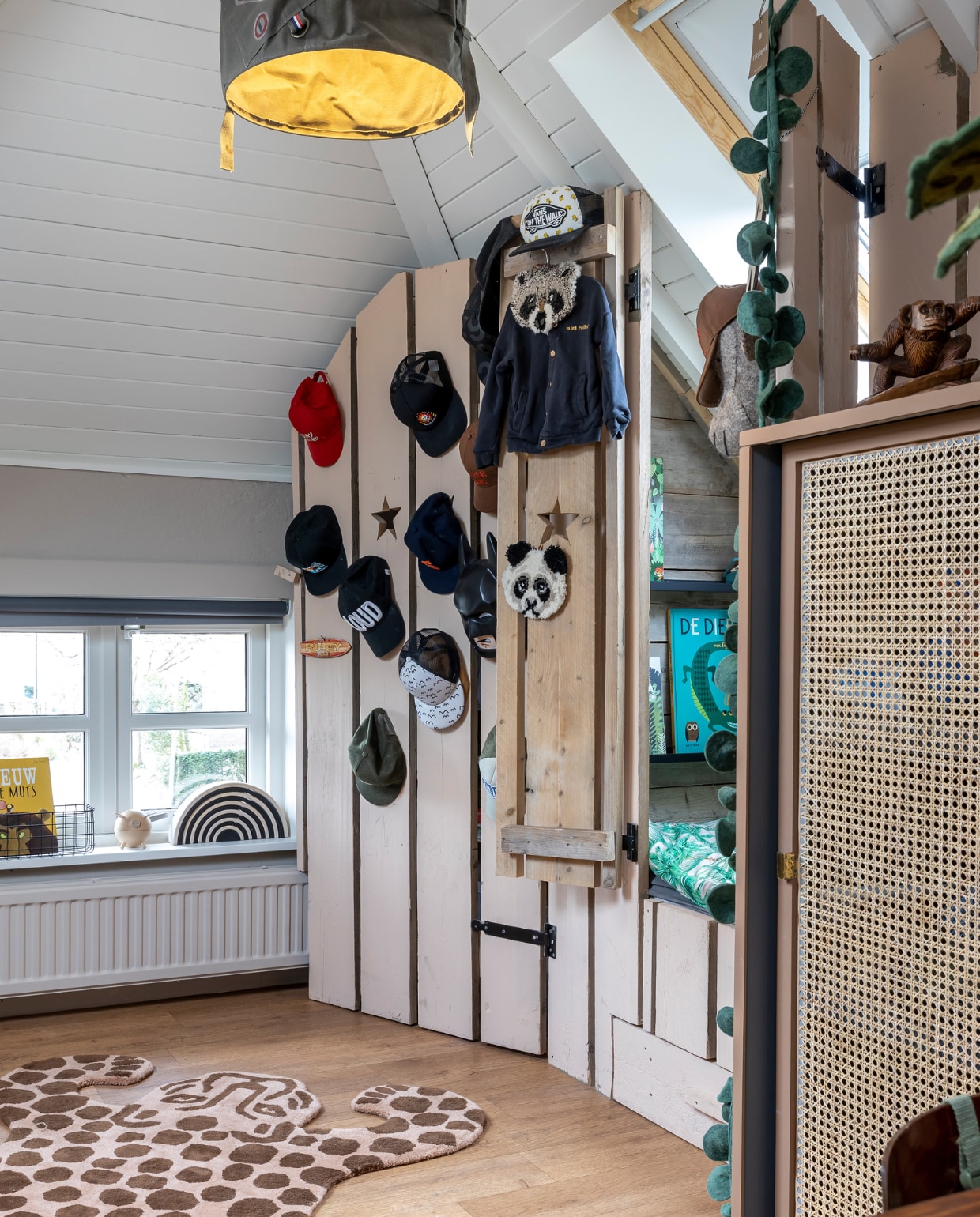 Houten regenboog Grimm’s. Dierenkoppen Doing Goods. Vloerkleed Oyoy. Overig onbekend. vtwonen 02-2023 | styling Karin van Schie | fotografie Henny van Belkom