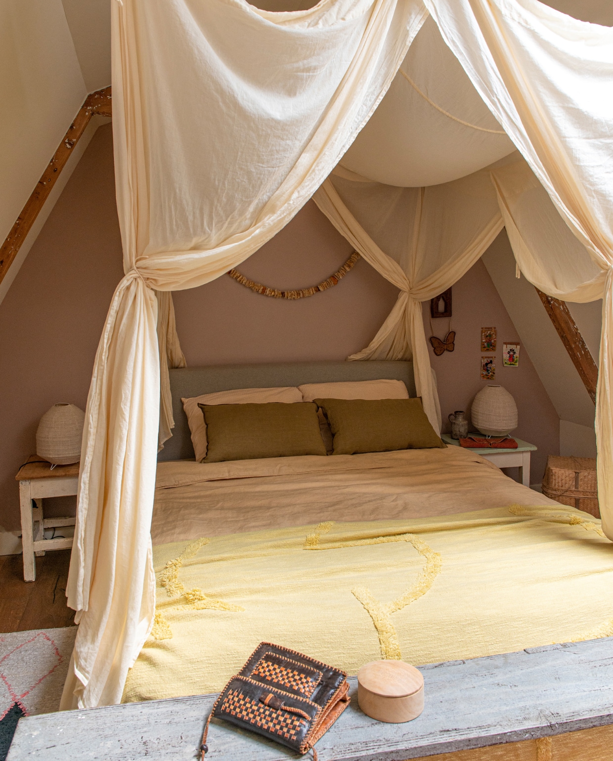 Muurverf Skin Powder van Pure &amp; Original. Bed Made, klamboe Nummero 74. Nachtkastjes en gele sprei Loods 5, tafellampen Karwei. Houten bank Van Dijk &amp; Ko, tas Noordermarkt, kussens Zara Home, vloerkleed uit Marrakesh. Overig onbekend. vtwonen special binnenkijken 121-2023 | productie De Binnenkijkers | styling Jeske Weel | fotografie Caroline Coehorst