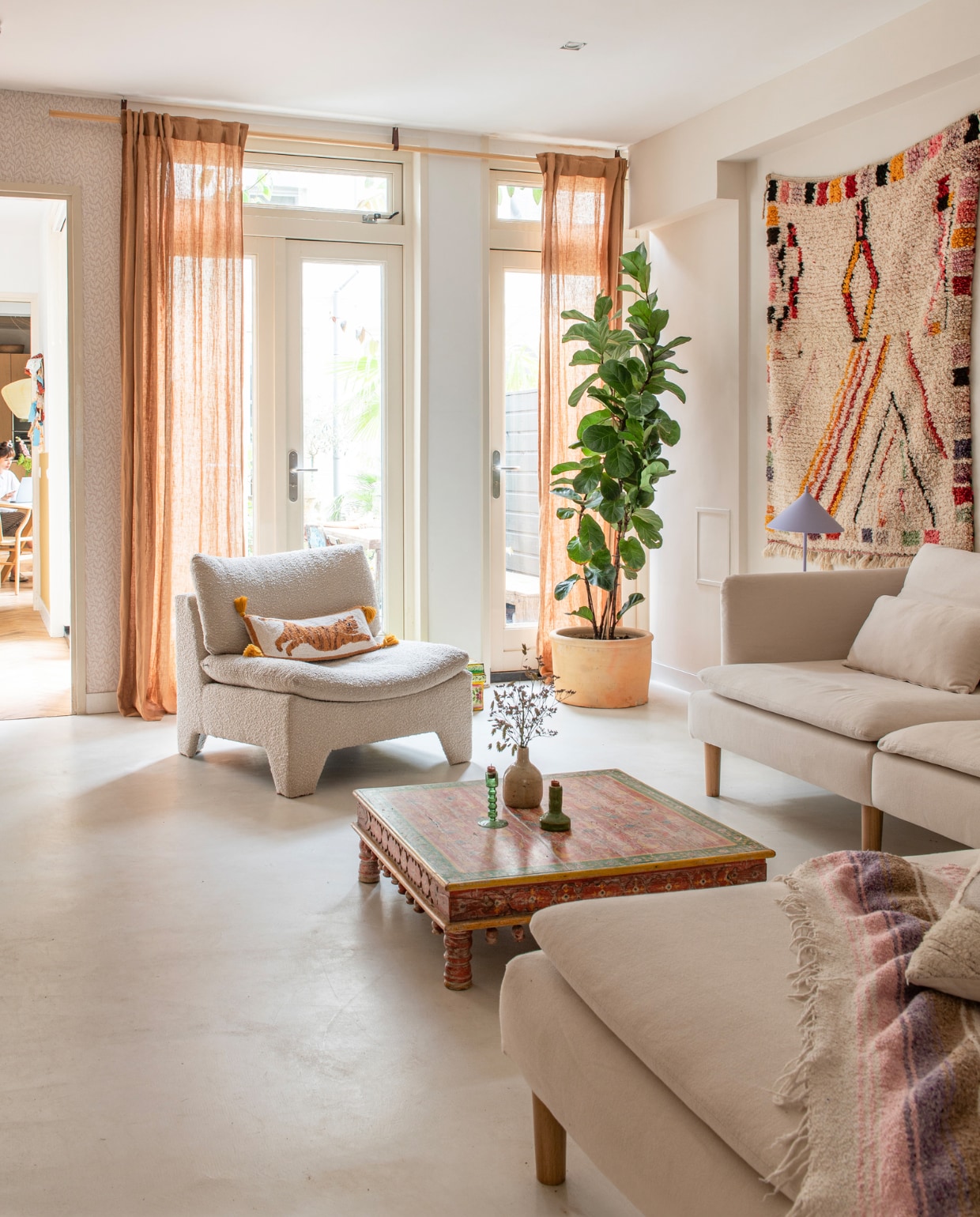 Bank Söderhamn van Ikea met hoezen van Bemz, plaid KiloStore Waterlooplein. Salontafel Loods 5, vaas Van Dijk &amp; Ko. Kussen Kekke Kussens. Kandelaars, fauteuil en lamp HKliving. Pot Tuincentrum Het Oosten. Wandkleed uit Marokko. vtwonen special binnenkijken 121-2023 | productie De Binnenkijkers | styling Jeske Weel | fotografie Caroline Coehorst