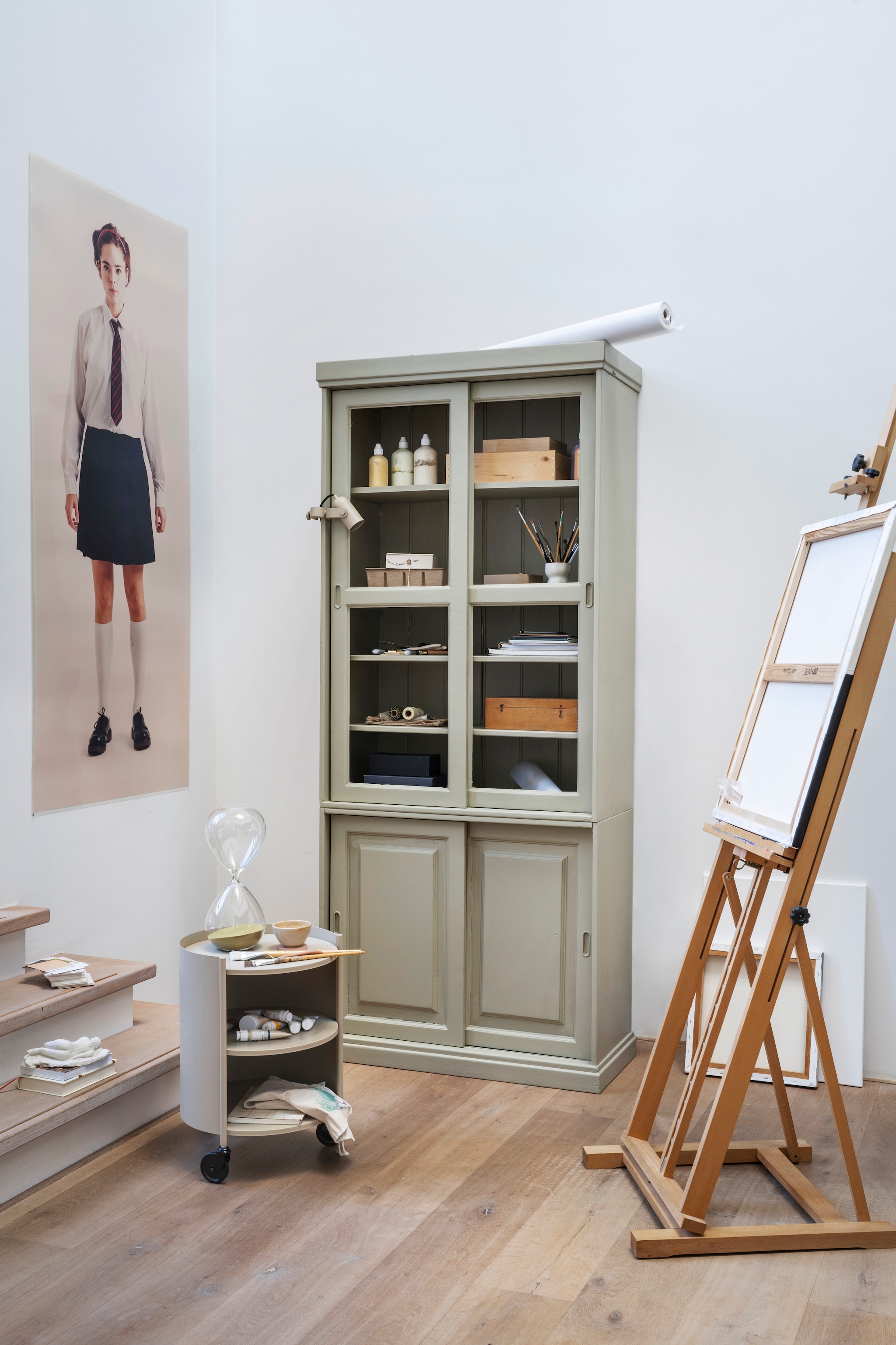 Binnenlak mat in Limited Jade van Lab Paint, 500 ml € 50,- (vestingh.nl). Stalen bijzettafel Eve van Ferm Living, 42x40x53 cm (bxdxh) € 475,-, ijzeren klemlamp Ruuvi van Ferm Living, 11x12x16 cm (bxdxh) € 199,-, glazen zandloper Sandglass Ball van Polspotten, 15x38 cm (Øxh) € 60,- (vtwonen.nl/shop). Op de trap: Pantone Postcards, set van 100 € 25,95 (splendith.nl). Overig privébezit. vtwonen 08-2024 | styling Kelly van Gendt | fotografie Stan Koolen