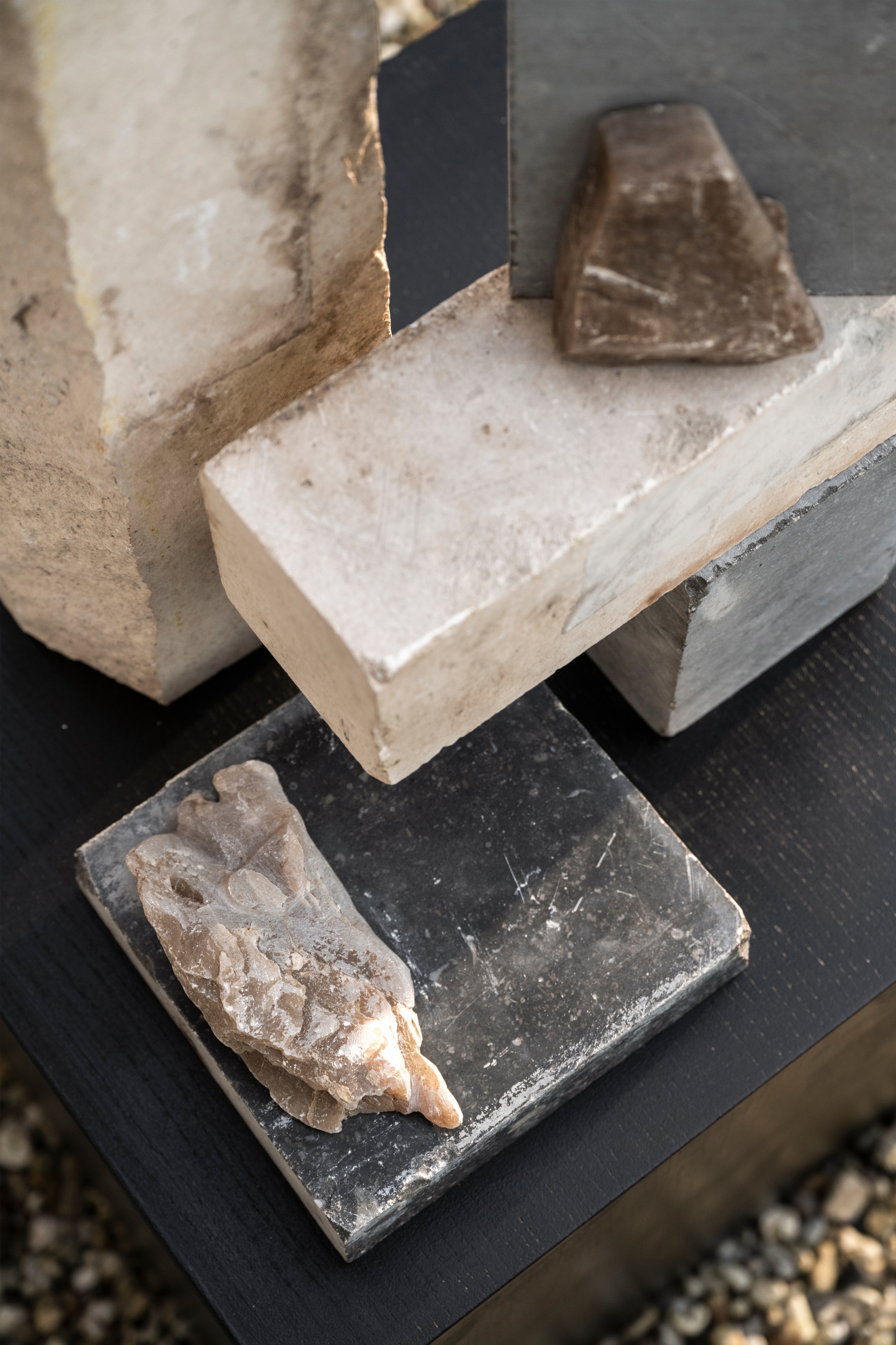 Kringloophack: kunstobject met stenen van De Kringloper Naarden. Overig privébezit. vtwonen 06-2024 | styling Kelly van Gendt | fotografie Stan Koolen