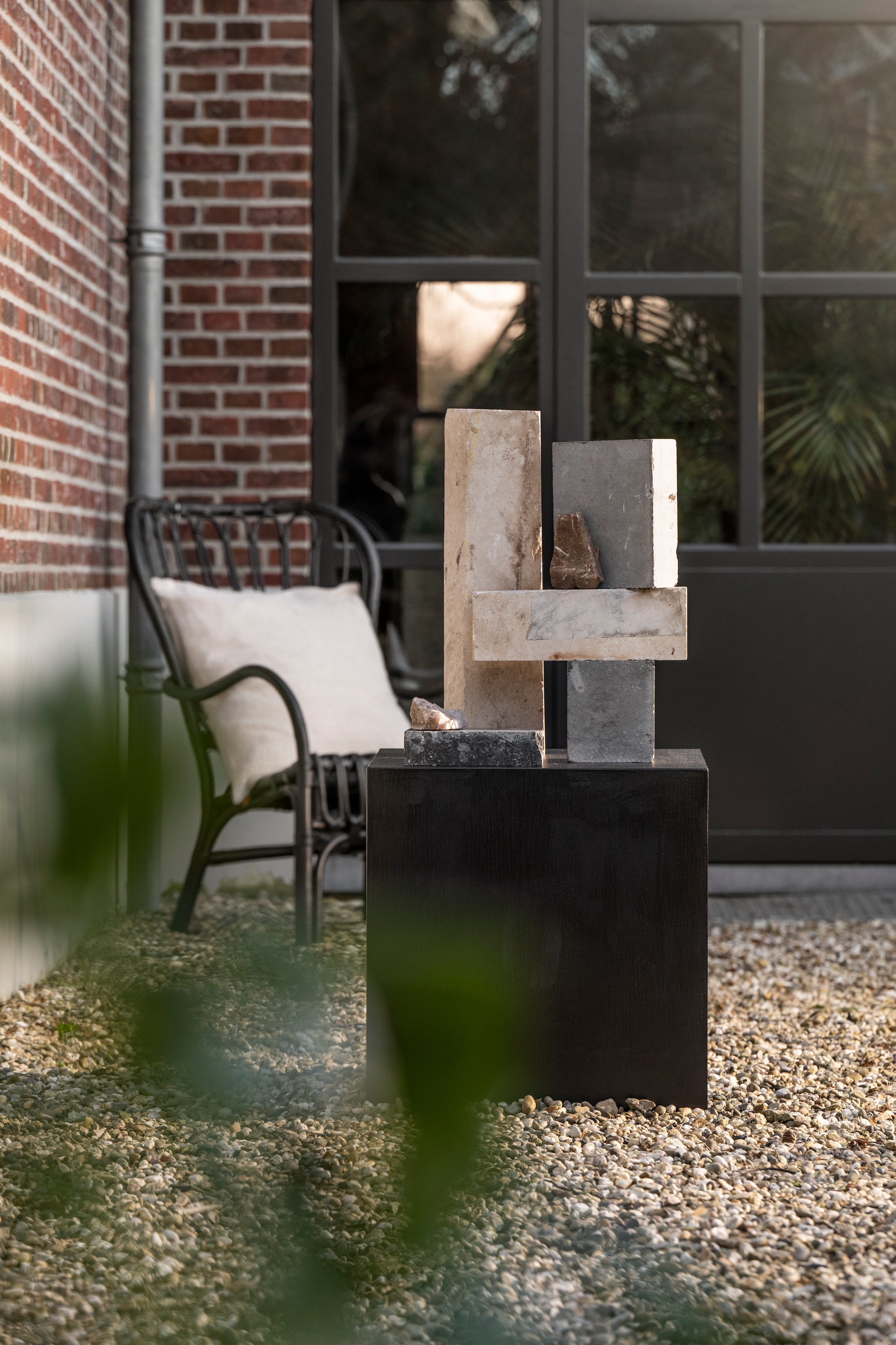 Kringloophack: kunstobject met stenen van De Kringloper Naarden. Overig privébezit. vtwonen 06-2024 | styling Kelly van Gendt | fotografie Stan Koolen