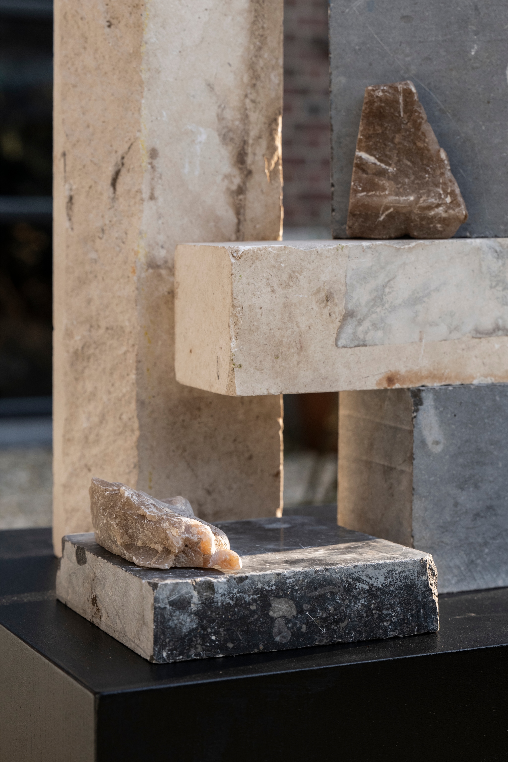 Kringloophack: kunstobject met stenen van De Kringloper Naarden. Overig privébezit. vtwonen 06-2024 | styling Kelly van Gendt | fotografie Stan Koolen