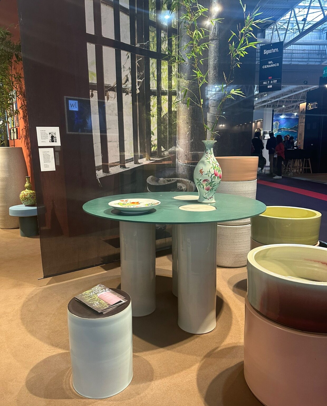 Tafel gemaakt van harde materialen en zachte vormen. vtwonen | fotografie Kelly van Gendt