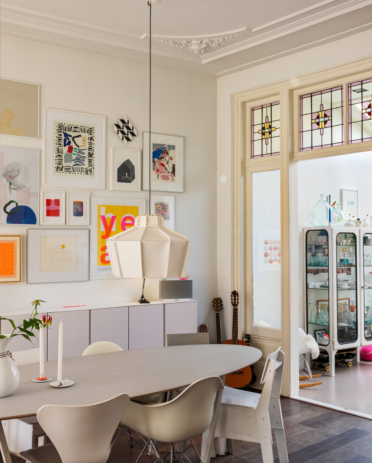 Hanglamp Burojet. Tafelpoten Hay met tafelblad Faust Linoleum. Kandelaars Räder, vaas Vij5. Stoelen Dar van Eames, Vlinderstoel van Arne Jacobsen en Crisis van Piet Hein Eek. Kast Ikea, vloer Fairwood, vitrinekast Marktplaats, kunstkaars Iris Lucia Design. Kunstwerken van Klaas Gubbels, Taska, Birk Ontwerpstudio, Harrie Gerritz, Jantien Baas, Vincent Uilenbroek, Kunstuitleen Sbk, Tonneke Sengers, Afrois, Gumbootz, Robert Terwindt, Rogier Roeters. Overig onbekend. vtwonen 01-2024 | styling Ilona Jongepier | fotografie Dana van Leeuwen