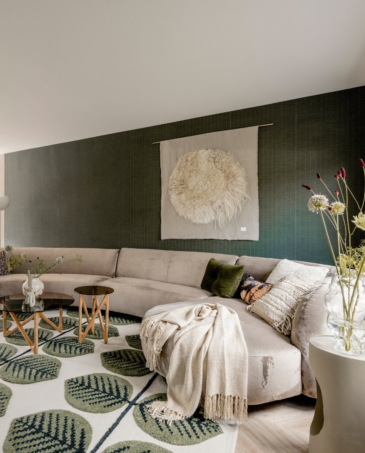 Muurverf Sure Thing van Flexa Creations Flexa. Groen bamboelook behang nummer 333436 uit de collectie Emerald van Eijffinger Eijffinger. Pvc-vloer Hongaarse punt, Moods Chevron 262 van Moduleo Aanhuis.nl. Vouwgordijnen van geweven bamboe hout met kleurnummer 7305 Aanhuis.nl. Olijfgroene aluminium scheidingswanden met taatsdeuren GewoonGers. Elementenbank Loek, stof everest 10, 240x120 cm + 170x120 cm, divan 133x175 cm Eijerkamp. Vloerkleed Stig van 100% Nieuw-Zeelandse wol, 250x320 cm Eijerkamp. Wandkleed Halona van Babette Leertouwer, linnen en schaapswol, 120x140 cm Halona. Salontafel Naia van Dutchbone, 80x40 cm (Øxh) Dutchbone. Bijzettafel Naia van Dutchbone, 40x50 cm (Øxh) Dutchbone. Vloerlamp Eclips van ontwerper Evert Jelle Jelles, aluminium en staal, 36,4x2,1,177,7 cm (bxdxh) Hollands Licht. Zandkleurige ijzeren bijzettafel Sai van Dutchbone, 30x56 cm (Øxh) Dutchbone. Groen velours kussen Dot van Hay, 45x60 cm vtwonen. Naturel kussen Frills van Zuiver, 45x45 cm vtwonen. Ivoorwit geweven plaid Solid van Malagoon, 125x150 cm vtwonen. Bruin kussen met bloemenprint Rustic van HKliving x Doris, 55x30 cm vtwonen. Bruin kussen met fijne bloemenprint Ornamental van HKliving x Doris, 60x40 cm vtwonen. Bruine vaas Janka van Bloomingville vtwonen. Kandelaar Dacian van Bloomingville vtwonen. Glazen vaas HK Objects van HKliving vtwonen. Overig privébezit. Weer verliefd op je huis aflevering 1 seizoen 19 | styling Marianne Luning | fotografie Sonja Velda