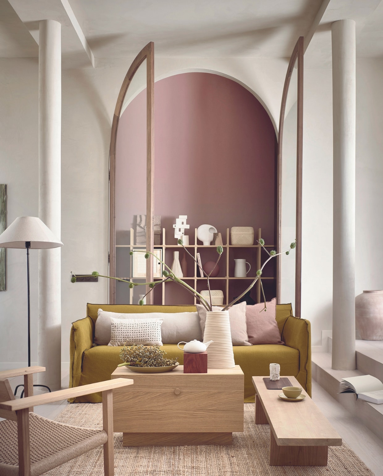 Matte terra lakverf Waaltje 69, 2,5 liter € 154,- (lauthentique.nl). Eikenhouten vakkenkast Column, 244x244 cm (bxh) vanaf € 2119,-, eikenhouten salontafel met lades 80x40x45,5 cm (lxbxh) € 749,- (studiohenk.nl). Houten salontafel, 160x32x25 cm (lxbxh) € 329,-, rond keramieken ornament Sphere € 44,95, terracotta pot Ava XL  € 329,-, rechthoekig aluminium ornament Vista € 129,- (urbannatureculture.com). Juten vloerkleed Lohals, 200x300 cm € 129,-, houten opbergdoos € 30,- (ikea.nl). Vloerlamp, metaal en stof € 179,-, houten dienblad op tafel € 22,99, beige kussenhoes met zwarte stippen € 22,99, zwarte terracotta vaas € 39,99 (zarahome.com). Bank Ghost 10G van Gervasoni in stof Artist en kleur Van Gogh, 180x85x80 cm (lxbxd) € 3802,-, beige keramieken vaas € 395,-, keramieken theepot € 155,-, roze linnen kussen € 136,25, rode keramieken vaas € 224,- (badenbaden.nl). Schaal € 18,-, bord € 18,-, kan € 129,-, groene schaal op tafel € 149,-, beige kussen € 169,-, houten stoel € 899,- (sukha.nl). Houten blok, prijs op aanvraag (fijnhout.nl). Schilderij van restpartij groene stof Traces, 110x120 cm, prijs op aanvraag, schilderij in kast van restpartij roze stof, 30x40 cm, prijs op aanvraag (margovanerkelens.com). Overig onbekend. vtwonen 03-2024 | styling Liza Wassenaar | fotografie Sjoerd Eickmans