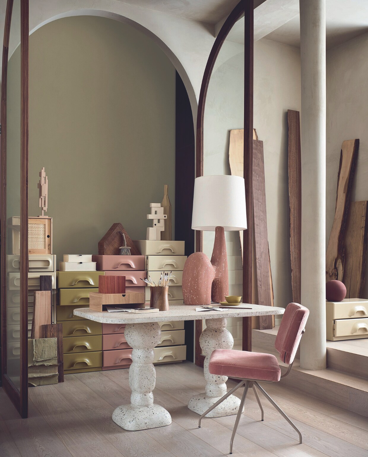 Groene muurverf nr. 188 Wanderlust, met korrel, 7,5 kilo € 112,- (lauthentique.nl). Beige mdf ladekast Chest in Cream € 1575,-, groene mdf ladekast Chest in Sage € 1325,-, roze mdf ladekast Chest in Blush € 1495,-, beige mdf ladekast Chest in Cream € 1895 ,-, beige ladekast Chest met twee lades in Cream € 595,-, roze houten ornament Skyline € 59,95 (hkliving.com). Houten latten, planken en blokken verschillende soorten en vormen, prijs op aanvraag (fijnhout.nl). Schilderij gemaakt van restpartij groene stof, 30x40 cm, prijs op aanvraag (margovanerkelens.com). Houten opbergdoos € 30,-, kartonnen opbergdoos met eikenprint Hästviskare € 9,99 (ikea.nl). Bureaustoel met draaivoet in RAL 2920, 51x54x82 cm (bxdxh) € 389,- (melchiorinterieur.nl). Bureau € 1649,-, tafellamp € 649,- (lanena-home.com). Beige linnen opbergboxen vanaf € 15,99, houten opbergbak met kwasten € 29,99 (zarahome.com). Keramieken bak vanaf € 18,-, keramieken bord vanaf € 18,-, houten borstel € 35,-, notitieboek prijs op aanvraag (sukha.nl). Wit geschept papier € 5,40, kwasten diversen prijzen (vliegerpapier.nl). Keramieken vaas € 395,- (badenbaden.nl). Wit aluminium ornament Vista € 129,- (urbannatureculture.com). Overig privébezit. vtwonen 03-2024 | styling liza wassenaar | fotografie sjoerd eickmans