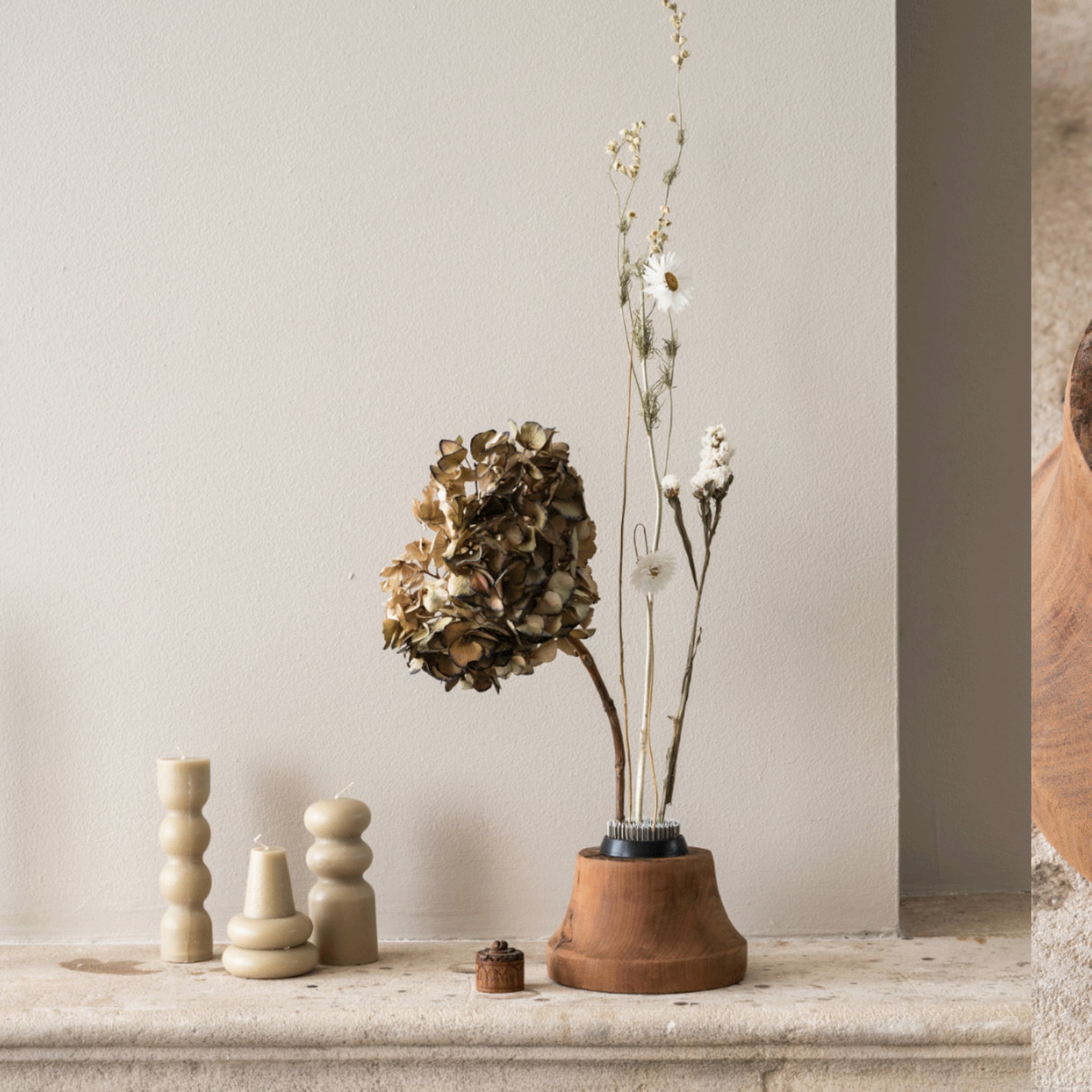 Kringloophack: een oude meubelpoot als basis voor bloemenkunst