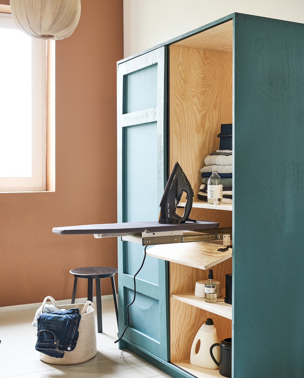 Stoomstrijkijzer 7500 Series van Philips € 91,- (bol.com). Katoenen mand € 22,99 (hm.com). Emaillen blik € 9,95 (dille-kamille.nl). Metalen kruk Revolver van Hay 34x48,5 (Øxh) € 185,-, kunststof mand Omnioffre van Hachiman € 23,25, gestreepte katoenen handdoek 1991 van HKliving € 49,- (vtwonen.nl/shop). Op volgende pagina's: wasmachine € 1069,-, warmtepompdroger € 1149,- (bosch-home.nl), prints (mydeerartshop.nl). Overig privébezit. vtwonen special DIY 08 | fotografie Sjoerd Eickmans | styling Kelly van Gendt, Corrien Flohil | uitvoering Erik de Jong