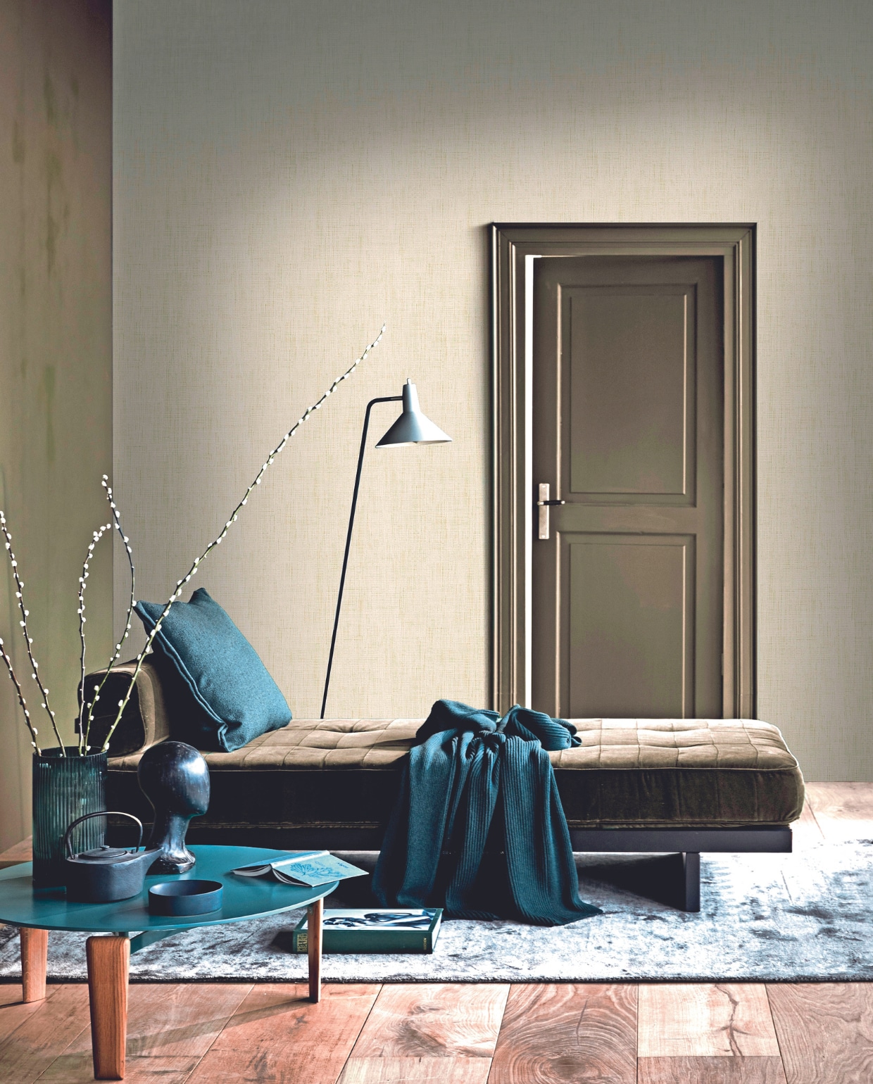 vtwonen collectie Vliesbehang Linnen Gold, 53 cm x 10 m (bxl), per rol € 34,99.M.m.v. karwei.nl (verfkleur deur Warm brown van vtwonen), covanderhorst.nl (salontafel van Arflex), design020.nl (plaid van Muuto), goeds.nl (vloerlamp), nordal.dk (object hoofd, theepot, vloerkleed), festamsterdam.com (schaal), hm.com (vaas), vtwonen.nl/shop (kussen van Hay). Overig privébezit. vtwonen 02-2024 | productie Tanja Saarberg | styling Sanne Ketelaar, Danielle Verheul | fotografie Sjoerd Eickmans, Peggy Janssen