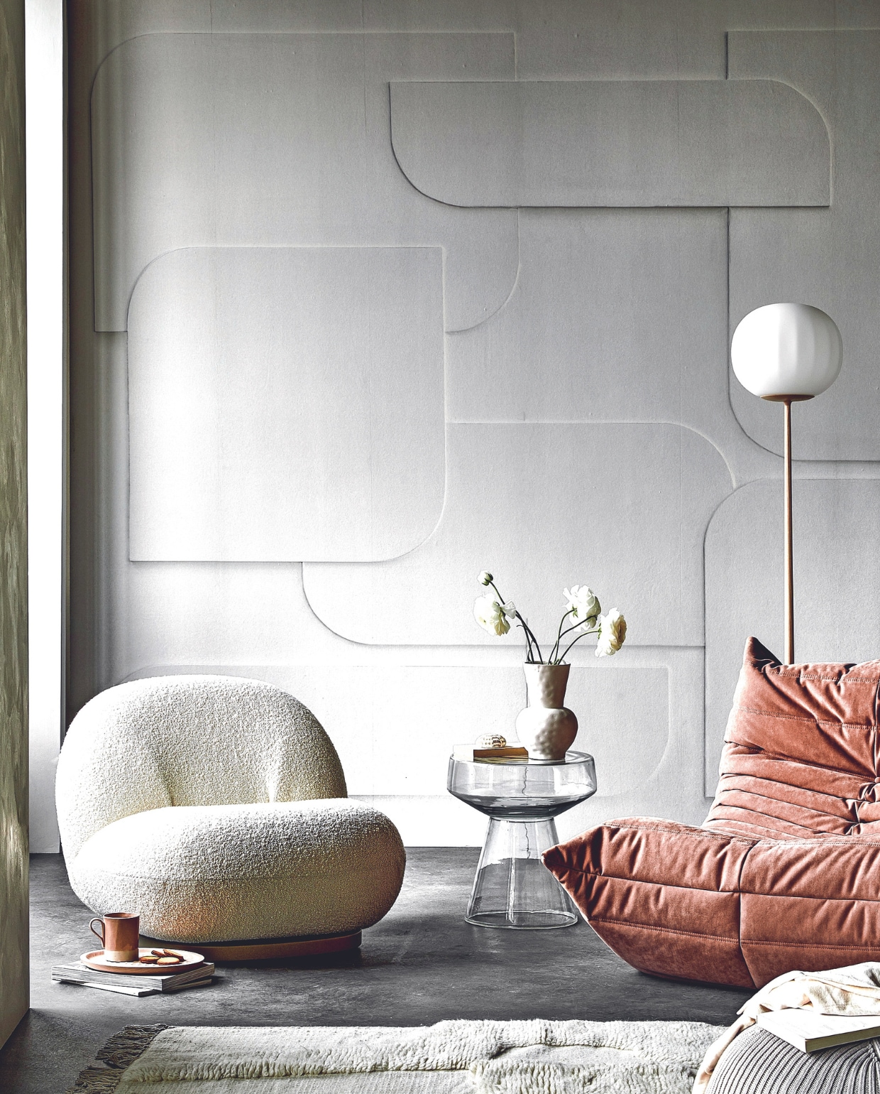 vtwonen collectie Fotobehang Soft 3D, 280x300 cm (hxb) € 149,99.M.m.v. kasstoor.nl (witte fauteuil Pacha van Gubi, roze fauteuil Togo van Ligne Roset, vloerlamp), homestede.nl (dienblad, poef), paviljoennoord.com (mok, T-shirt), loods5.nl (bijzettafel), zara.com (vaas, schoenen), hm.com (vloerkleed). Overig privébezit. vtwonen 02-2024 | productie Tanja Saarberg | styling Sanne Ketelaar, Danielle Verheul | fotografie Sjoerd Eickmans, Peggy Janssen