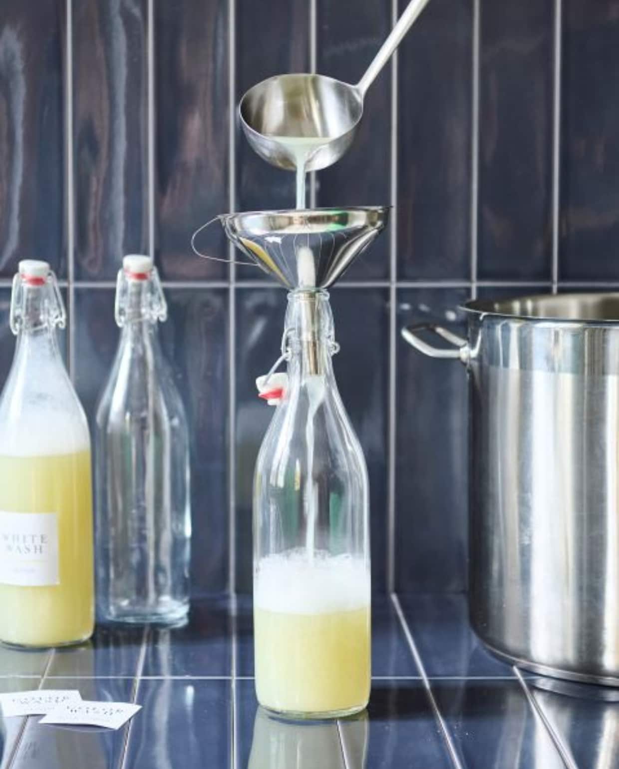 Flessen, pan en tools privébezit. vtwonen special DIY 08 | styling Kelly van Gendt | fotografie Sjoerd Eickmans