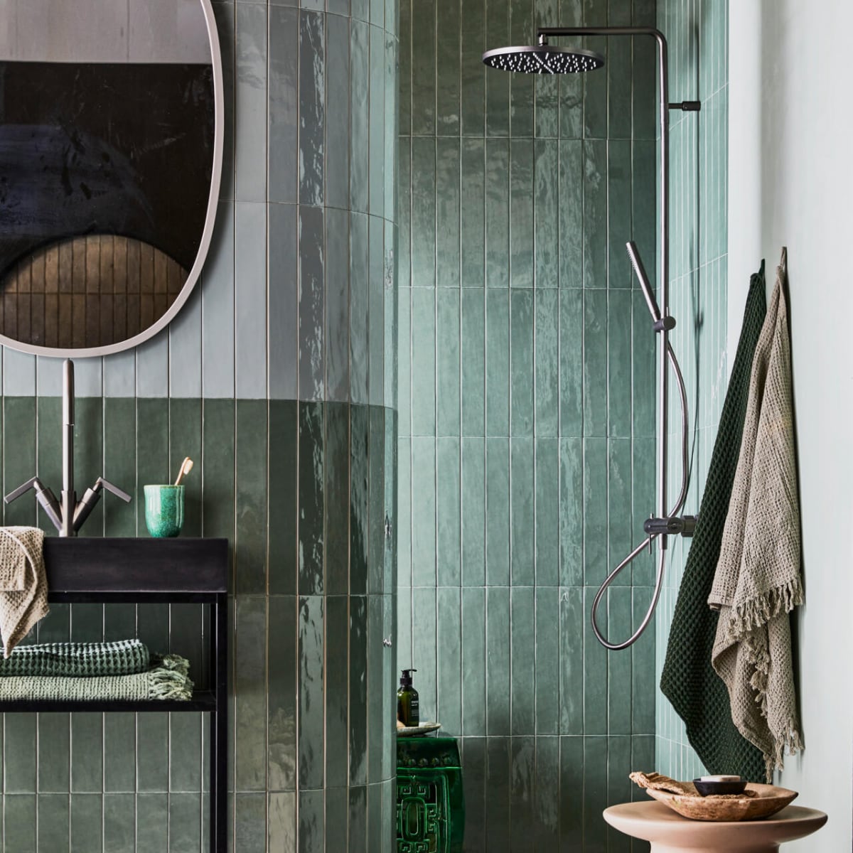 Lichte wandtegel Marrakesh, kleur Seagreen, glans, 6,5x40 cm, per m² € 62,35. Donkere wandtegel Marrakesh, kleur Army Green, glans, 6,5x40 cm, per m² € 62,35. Vloertegel Composite, kleur Multicolor, 120x120 cm, per m² € 80,75. Betonnen wastafel Tank met kraangat, kleur Concrete Black, 10x60x46 cm (hxbxd) € 748,-. Metalen frame, kleur Black, 81x60x45 cm (hxb) € 436,-. Planchet Frame, kleur Oak Black, 6x41 cm € 67,-. Wastafelkraan Grip, kleur Black Steel, met twee hendels € 728,-. vtwonen 08-2021 | productie Tanja Saarberg | styling Cleo Scheulderman | fotografie jeroen van der Spek