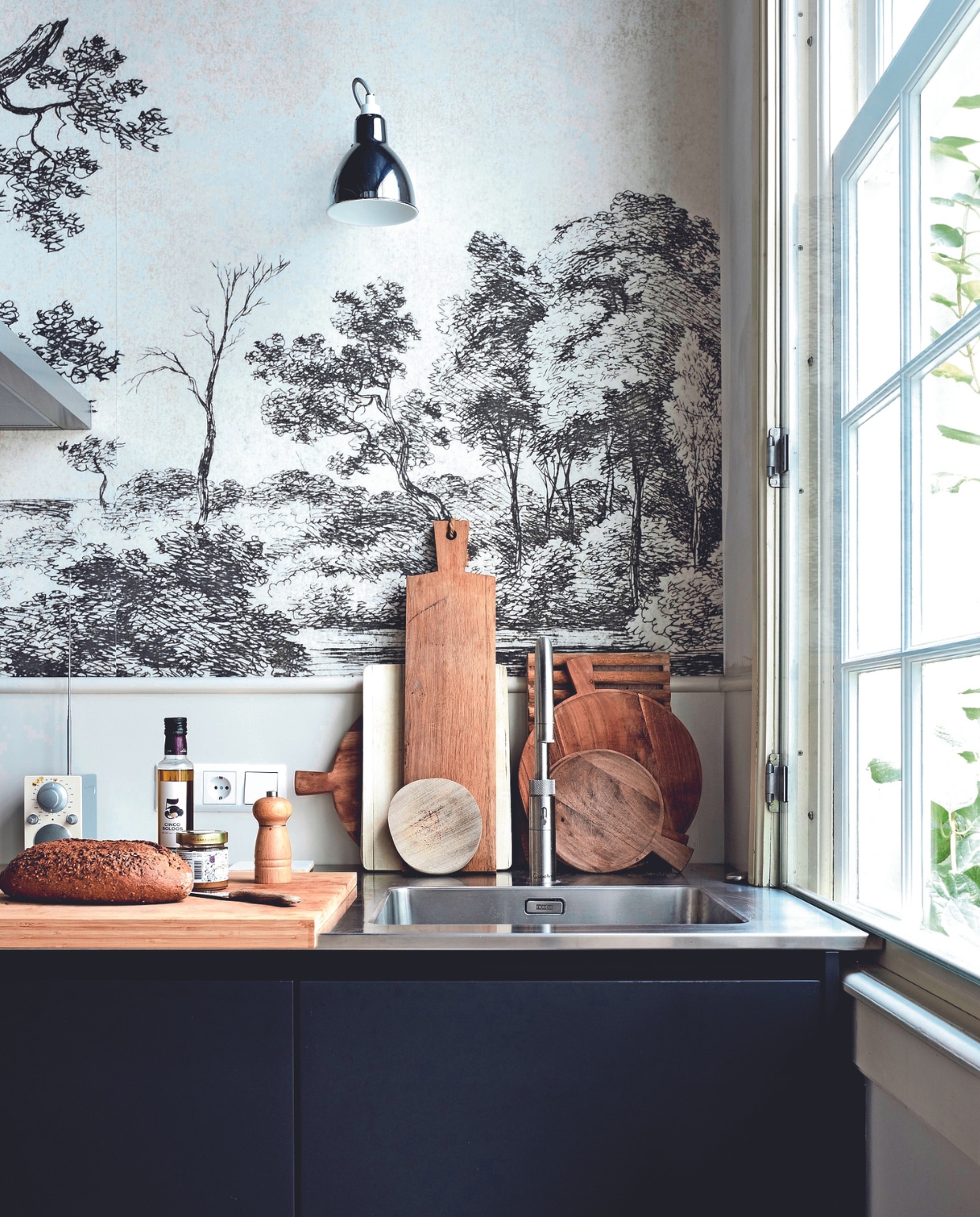 vtwonen 02-2024 BK3 - Keuken Tulp Keukens, behang Eijffinger, kraan Quooker, spoelbak Franke. Houten planken cadeau, zelfgemaakt en onbekend. Wandlamp Le Corbusier. Overig onbekend. vtwonen 02-2024 | fotografie Alexander van Berge