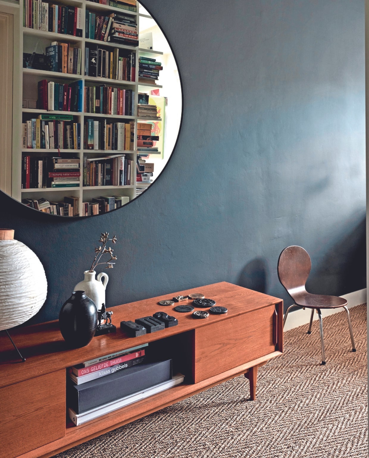 Vintage dressoir Maisons du Monde. Bollamp en spiegel Ikea. Zwarte vaas Tessi Schenk, witte vaas vtwonen. Beeldje paard met ruiter en verzameling penningen erfstukken. Oude drukletters uit Itali, kinderstoel rommelmarkt, zeegras vloerbedekking Cunera. Muurkleur Royal blue van Flexa. Overig onbekend. vtwonen 02-2024 BK3. vtwonen 02-2024 | fotografie Alexander van Berge