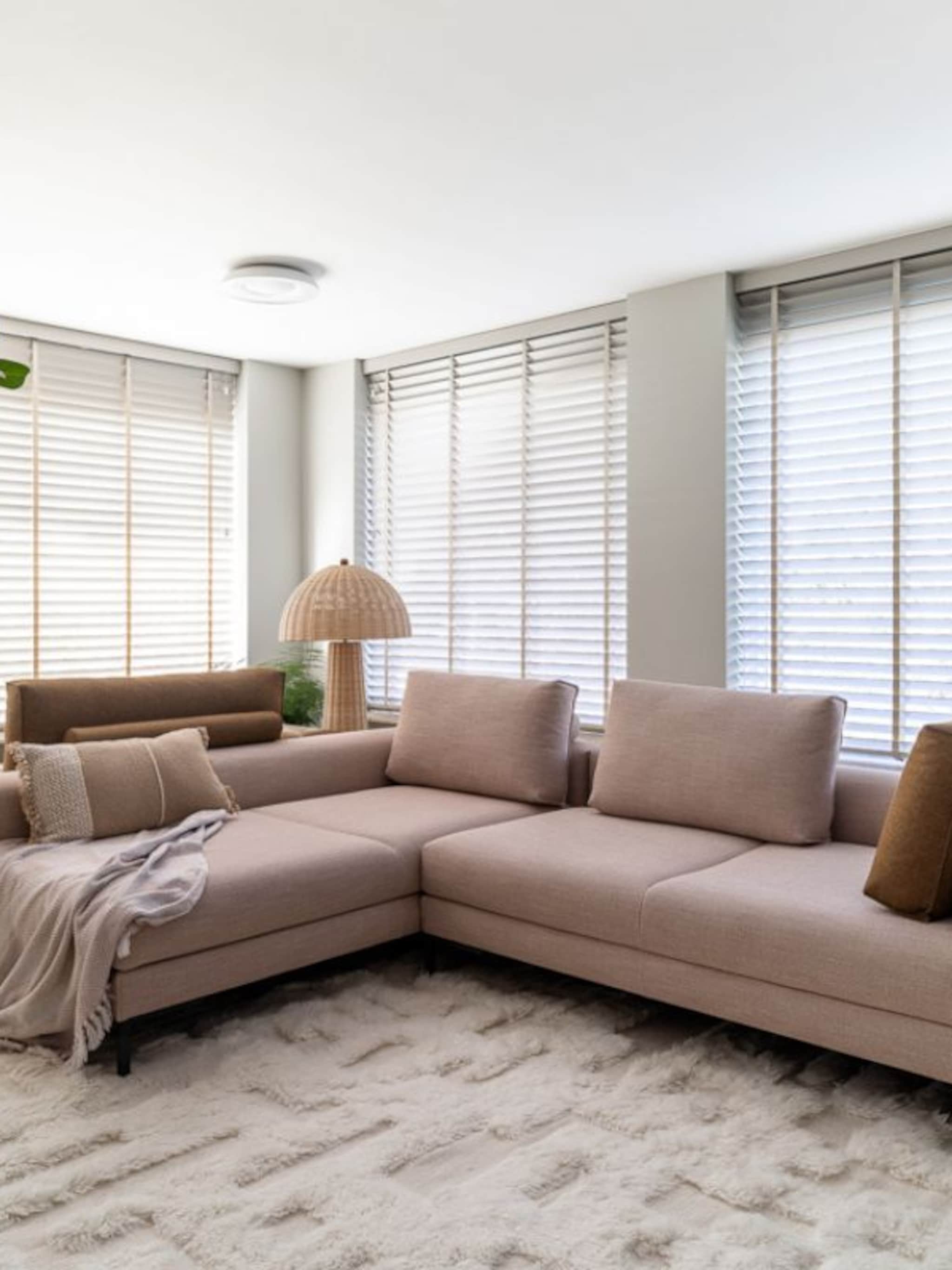5x woonidee zo richt stylist frans een woonkamer met veel ramen in