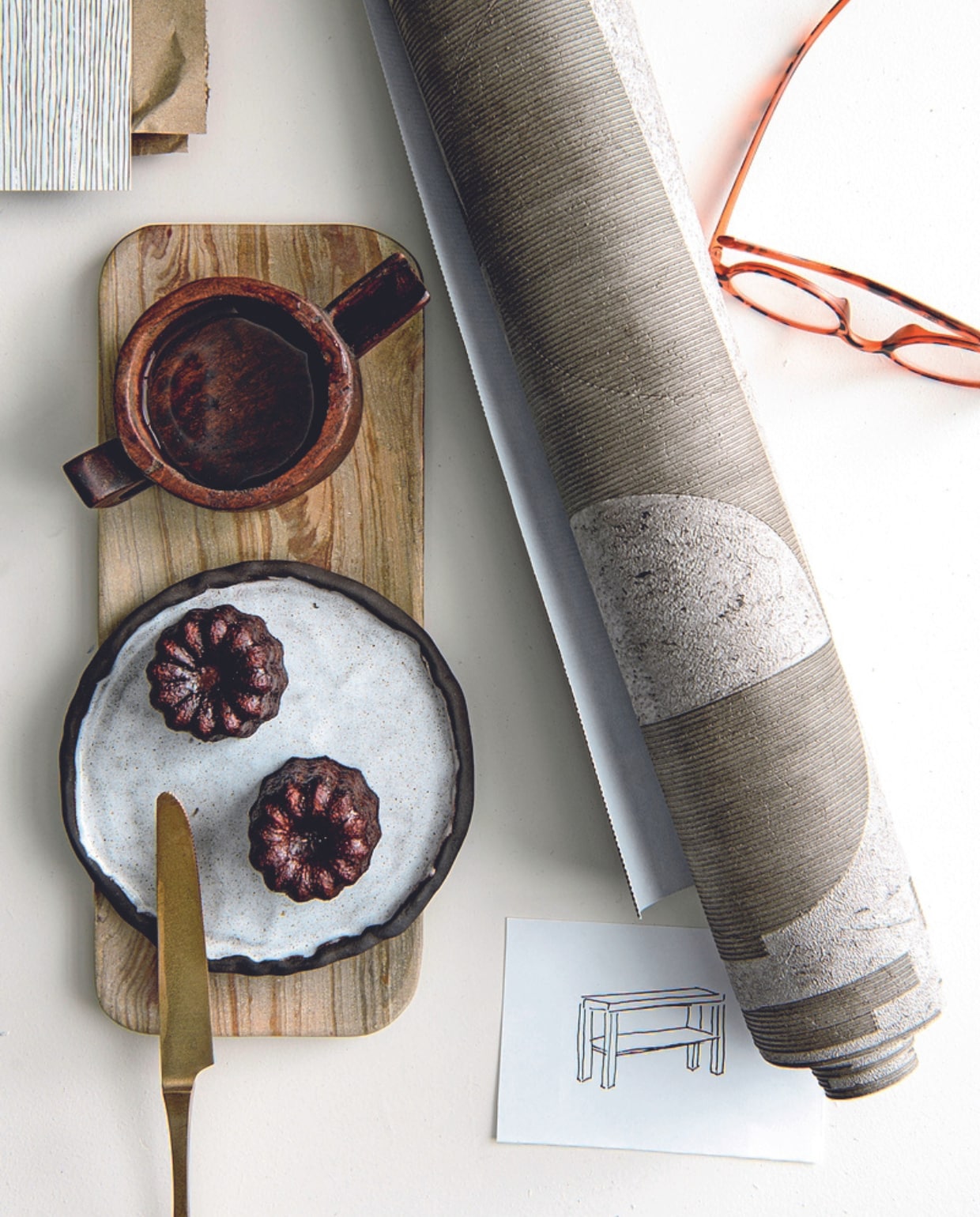 RASCH vliesbehang 521368, concrete cirkels bruin. Keramieken kan € 105,- (atelierhop.com). vtwonen 02-2024 | styling Myla Griese | fotografie Louis Lemaire