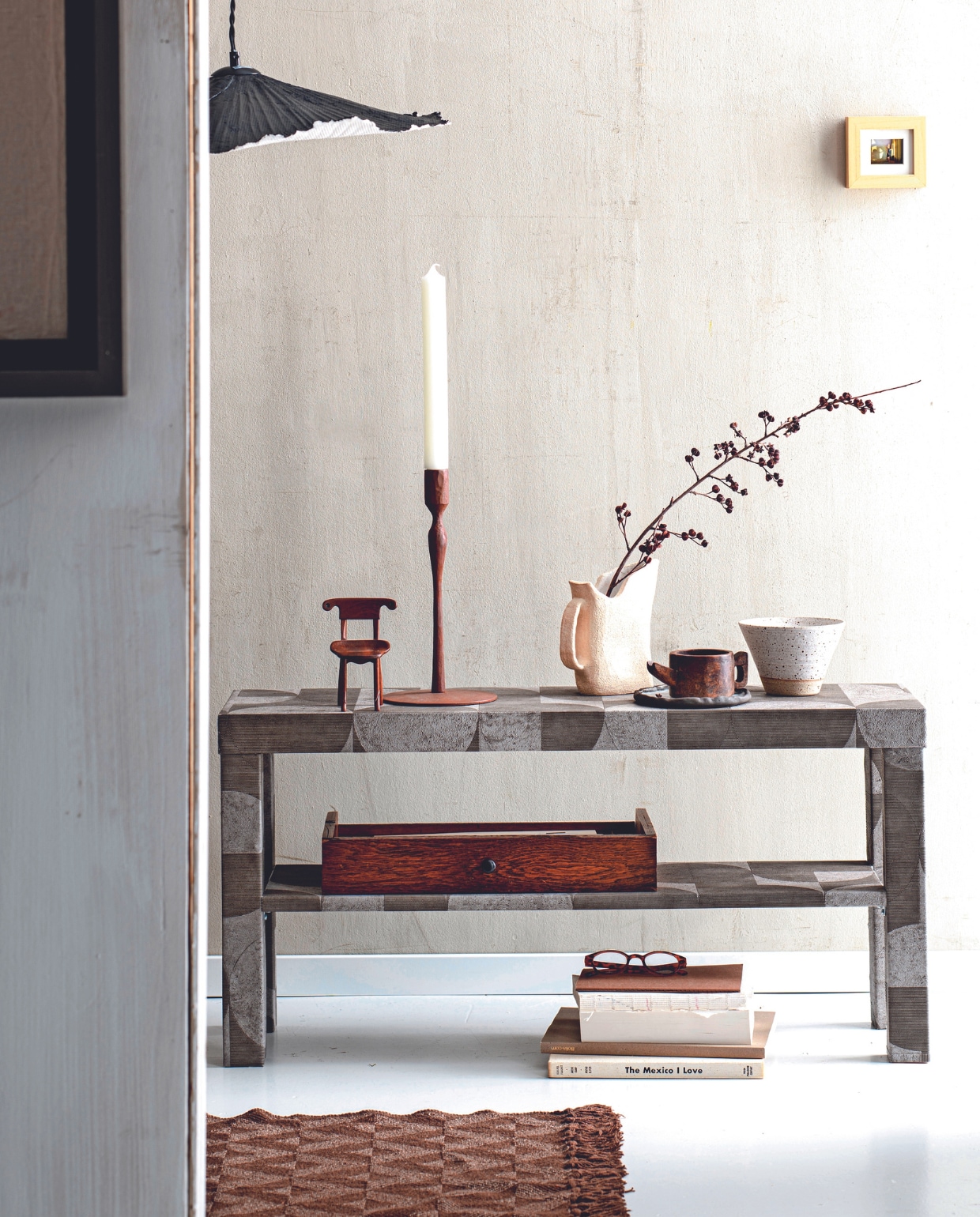 Kandelaar € 49,95, witte kaars € 2,25, bruin katoenen kleed € 27,50 (zaanschfaamwebshop.nl). Papier-maché hanglamp Tropez € 163,- (nordicnest.nl). Keramieken kan € 105,-, keramieken kom € 36,-, keramieken bord € 26,-, houten mok € 15,- frame met foto van Petra Droogsma € 50,- (atelierhop.com). Overig privébezit. vtwonen 02-2024 | styling Myla Griese | fotografie Louis Lemaire