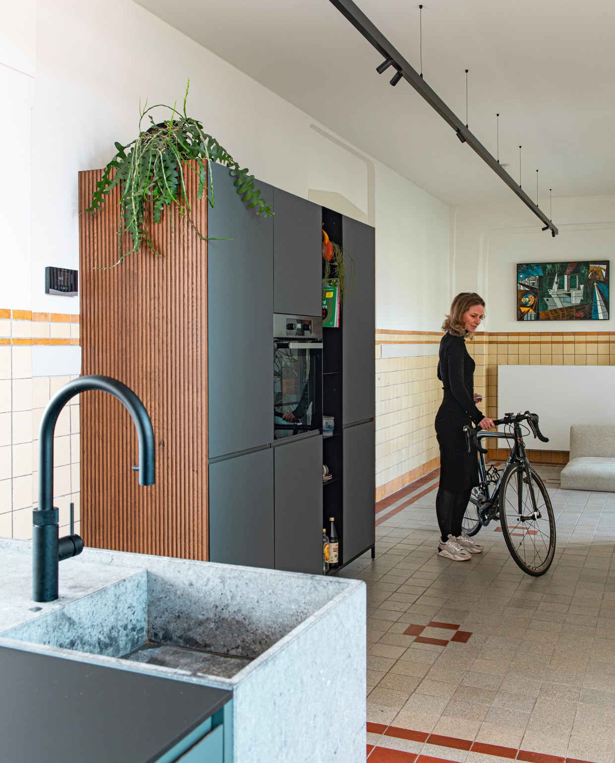 Keuken en wandkast van Houtmerk, kraan Quooker, magnetische lichtrail met smartspots 48V van Riva, tegeltableau van de Rotterdamse haven cadeau gekregen. Overig onbekend. vtwonen special binnenkijken 11-2023 | productie De Binnenkijkers | styling Jeske Weel | fotografie Caroline Coehorst | tekst Chris Muyres