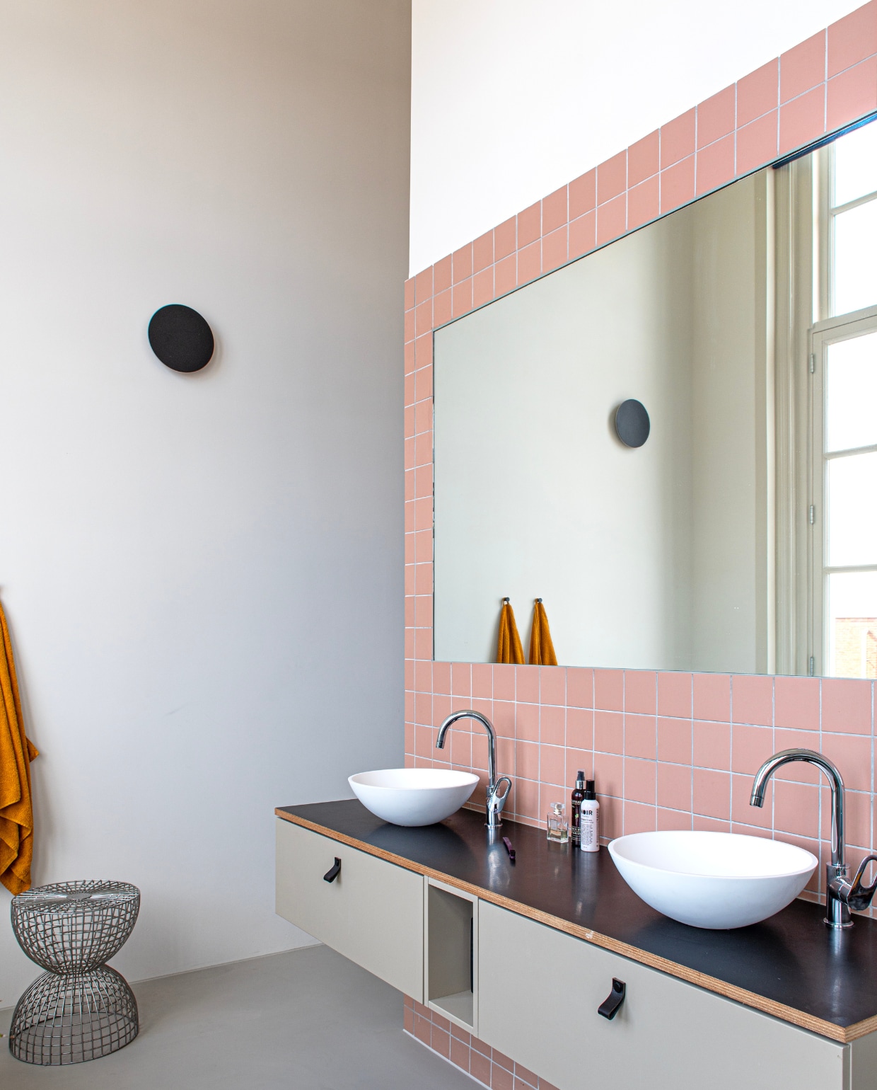 Stoel Fest Amsterdam, plantenpot HKliving, wastafel zelfgemaakt, kranen Grohe, wasbakken en bad X2O, wandlamp Eklyps van Lucide. Overig onbekend. vtwonen special binnenkijken 11-2023 | productie De Binnenkijkers | styling Jeske Weel | fotografie Caroline Coehorst