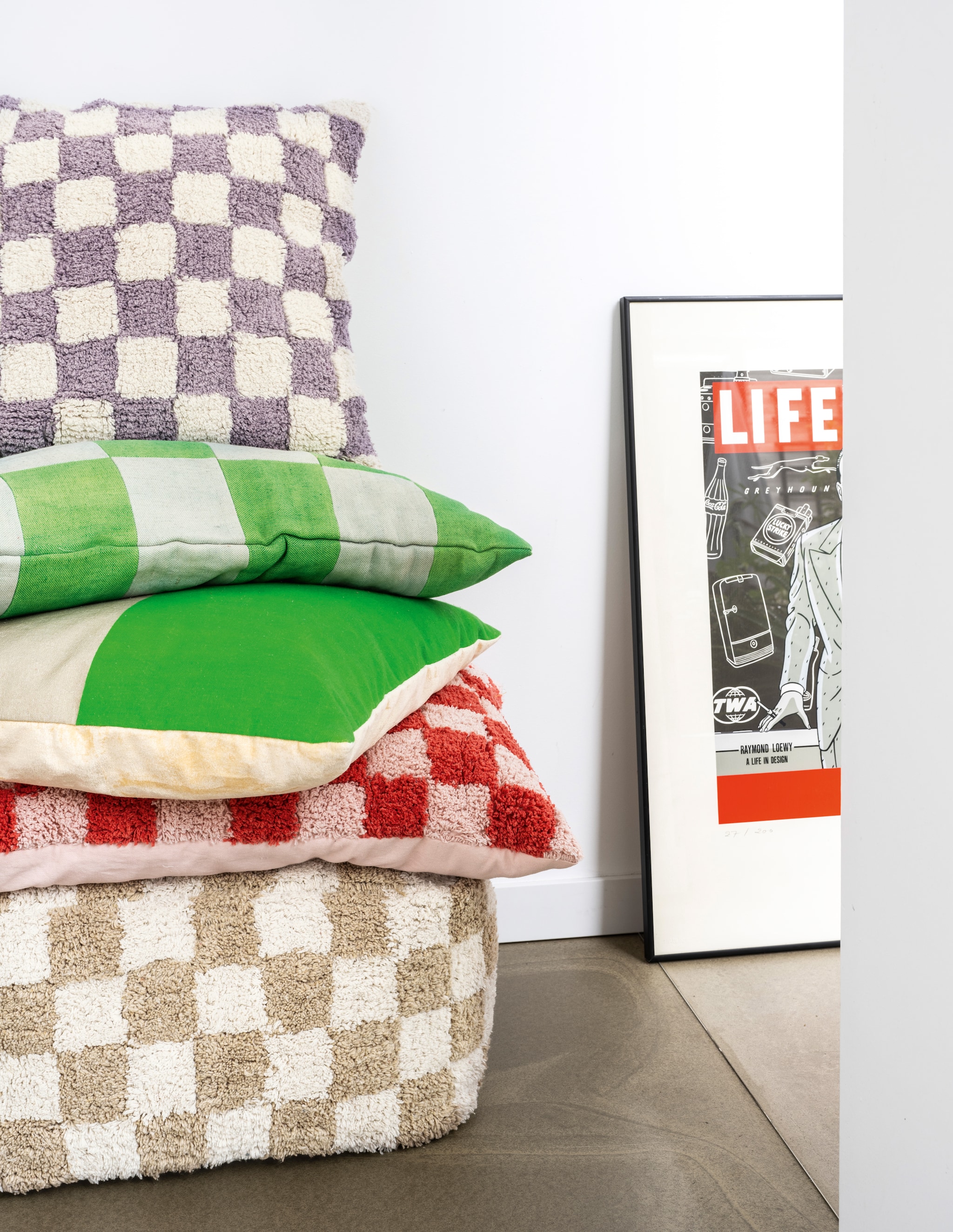 Van boven naar beneden: kussen Check in lila, katoen en polyester, 50x50 cm € 29,95, kussen Check in green/aqua, katoen en polyester, 30x50 cm € 49,95, kussen Block in green/natural, katoen en polyester, 50x50 cm € 34,95, kussen Check in coral/pink, katoen en polyester, 50x70 cm € 39,99, poef Check in natural, katoen en polyester, 45x45x25 cm (bxdxh) € 79,99, ook verkrijgbaar in aqua. Overig privébezit. vtwonen 04-2024 | styling Tanja Saarberg | fotografie Stan Koolen