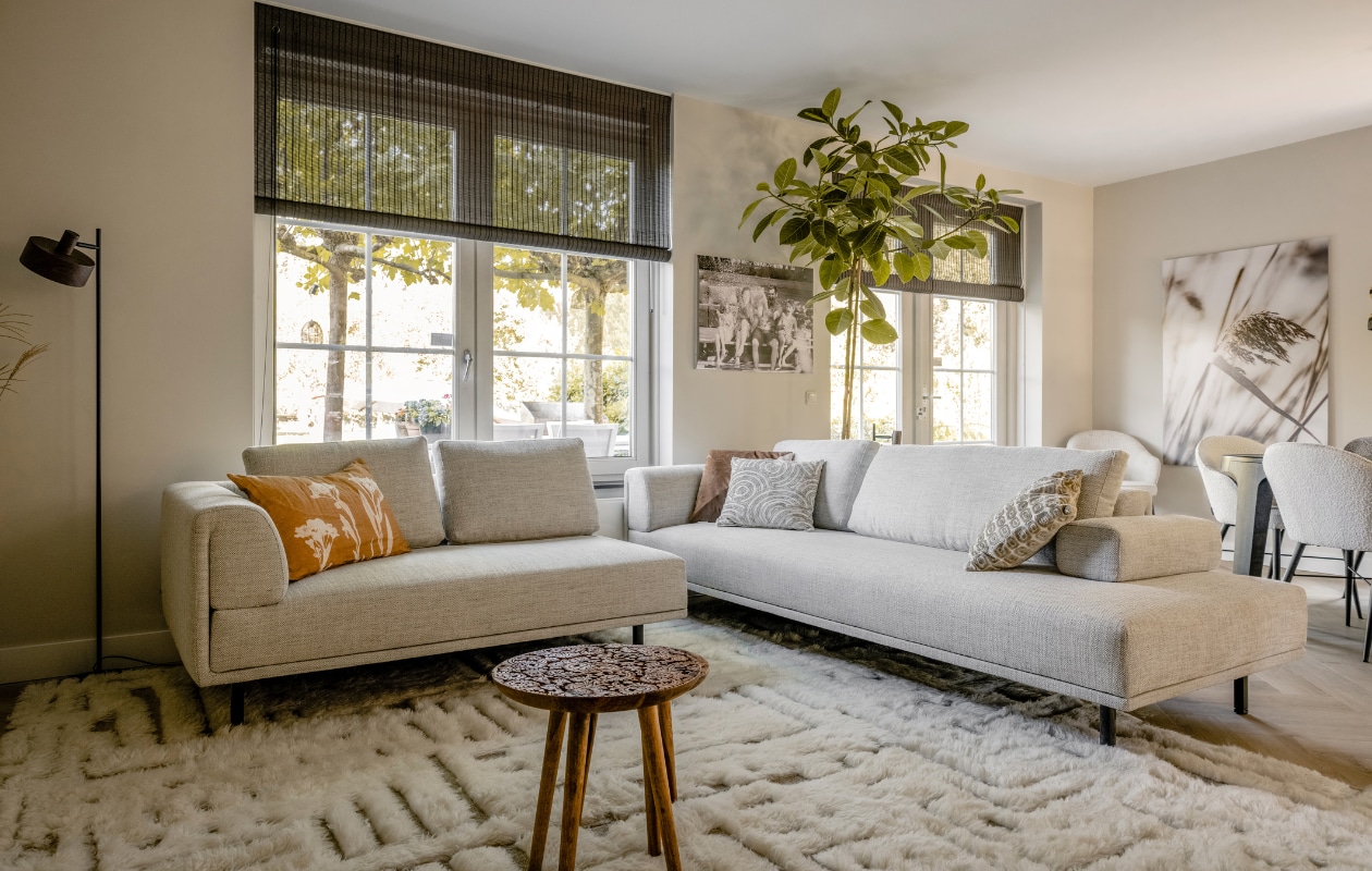 Muurverf Sandy Beach van Flexa Creations Flexa. Grijze muurverf Spacious Grey van Flexa Creations Flexa. Behang 333431 uit de collectie Emerald, 10x0,70 m (lxb) Eijffinger. Pvc-visgraatvloer Sicilië 9611751019 Aanhuis.nl. Bamboe rolgordijnen 7338 Aanhuis.nl. Lichtornament Tabby Rick Tegelaar. Kunstwerk achter de bank Oriental art van Gisela - Art for You, aluminium dibond, 100x140 cm Werk aan de Muur. 2,5-zitsbank met 1 arm (links) Dura Lounge, stof Vesper 326, 165x101x68 cm Eijerkamp. Element poef, stof Vesper Mineral, 255x101x68 cm Eijerkamp. Element poef, stof Vesper Mineral, 205x101x68 cm Eijerkamp. Rugkussen, 114 cm Eijerkamp. Armsteun, 63x21x17 cm Eijerkamp. Elementenbank met 10 jaar All in House-garantie Eijerkamp. Witte vloerkleden Odin, kleur ivory, 190x290 cm Eijerkamp. Tv-meubel gemaakt door Michiel Draaisma. Bijzettafel Cath van Dutchbone, 46x58 cm (Øxh) Dutchbone. Bijzettafel Lina van Dutchbone, 38x24x63 cm (lxbxh) Dutchbone. Bijzettafel By Hand L van Dutchbone, 40x45 cm (Øxh) Dutchbone. Bijzettafel By Hand M van Dutchbone, 35x37 cm (Øxh) Dutchbone. Bruine vloerlamp Woody van vtwonen, 43x160 cm (Øxh) Karwei. Zwarte metalen vloerlamp Pien van Woood, 40x145 cm (Øxh) vtwonen. Champagne kussen Cloud Naturel Champagne van Zuiver, 45x45 cm Zuiver. Champagne kussen Scape van Zuiver, 45x45 cm vtwonen. Champagne kussen Rings van Zuiver, 45x45 cm vtwonen. Beige-bruin kussen Riley 306130 van Moos, 45x45 cm vtwonen. Bruin kussen Gin van Bloomingville, 40x60 cm vtwonen. Beige kussen Risca van Bloomingvile, 40x60 cm vtwonen. Vaas Janka Bloomingville. Plant, overige accessoires op het tv-meubel privébezit. Weer verliefd op je huis aflevering 3 seizoen 19 | styling Frans Uyterlinde | fotografie Sonja Velda