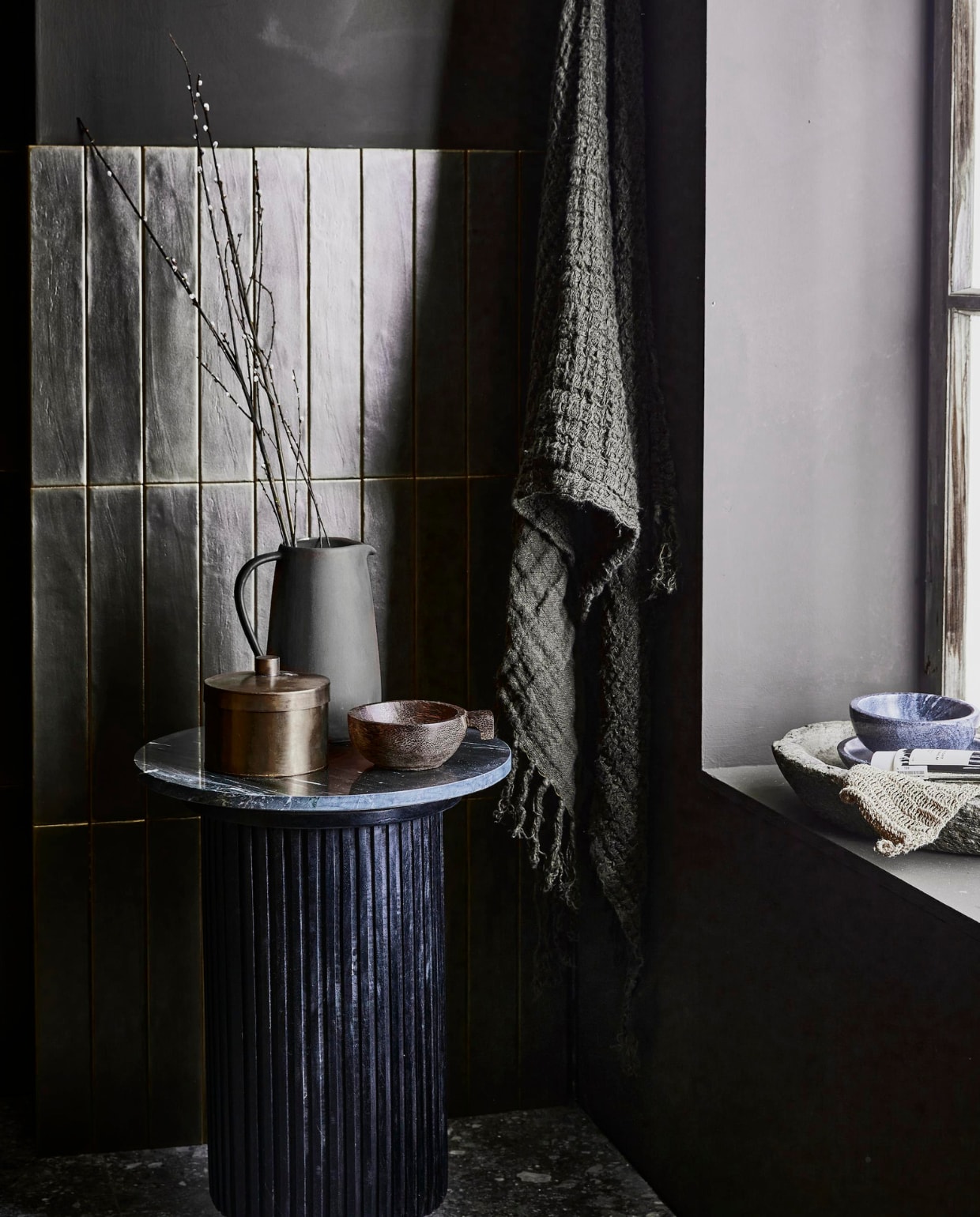 vtwonen collectie Donkere wandtegel Marrakesh, kleur Army Green, glans, 6,5x40 cm, per m² € 62,35. Lichte wandtegel Marrakesh, kleur Seagreen, glans, 6,5x40 cm, per m² € 62,35. Vloertegel Composite, kleur Multicolor, 120x120 cm, per m² € 80,75. M.m.v. vtwonen.nl (badlakens van Marc O’Polo), nordal.eu (plantenpot), bungalow.dk (groene kan), hm.com (handzeep Meraki), hkliving.nl (grote groene glazen vaas). Overig privébezit. vtwonen 08-2021 | productie Tanja Saarberg | styling Cleo Scheulderman | fotografie Jeroen van der Spek