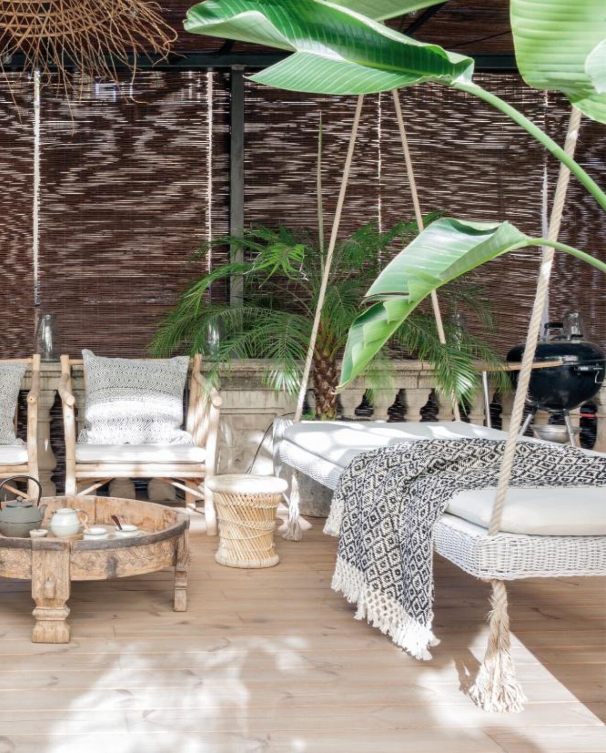Schommelbank en Campiz hanglamp zijn eigen ontwerp, stoelen Emu. vtwonen 09-2020 | productie Vega Mg | fotografie Raül Candales | styling Susana Ocaña