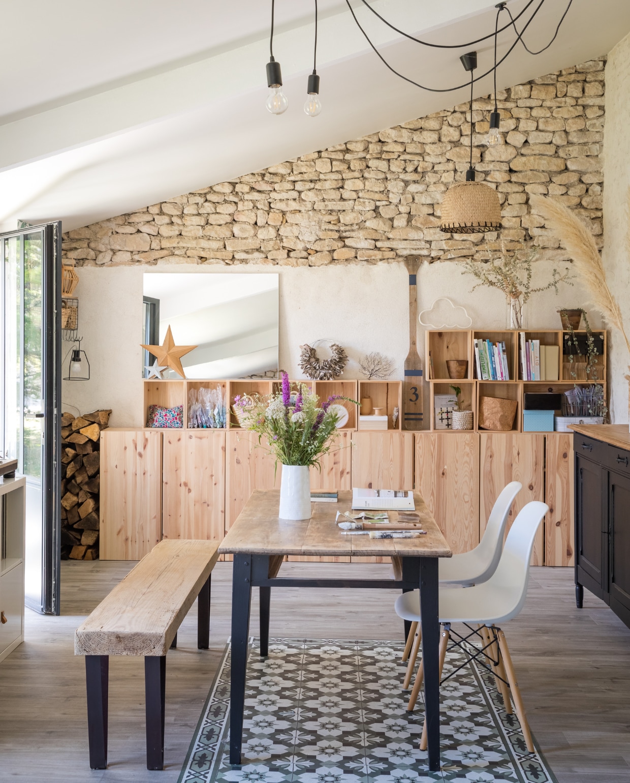 Tafel BoConcept opnieuw geverfd en blad bekleed met zelfklevend vinyl van Gerflor, lamp Leroy Merlin, stoelen Cult Furniture, plank String Furniture, manden Les Petites Emplettes, tapijt Kasbah Chic. Overig onbekend. vtwonen 04-2022 | productie AC Scoffoni | styling Marie-Maud Levron | fotografie Cécile Perrinet-Lhermitte