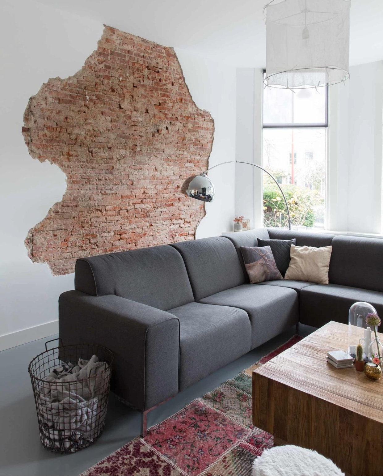 Salontafel Giga Meubel. Bank Piet Klerkx. Staande lamp Gamma. Draadmand Action. Kussens Kwantum, Karwei en Leen Bakker. vtwonen special binnenkijken 12-2017 | styling Evelien Hillebrand | fotografie Sandra Aartman