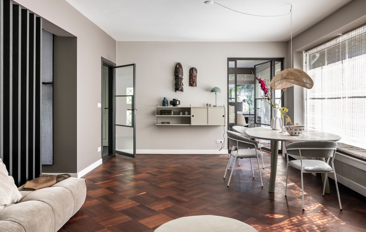 Muurverf Urban Taupe en Spacious Grey van Flexa Creations (flexa.nl). Geweven houten vouwgordijnen in 7310 (aanhuis.nl). Scharnierdeuren in Grijsbruin (gewoongers.nl). Eettafel Fest, eetkamerstoelen Yves, wandkast Wall Panel (eijerkamp.nl). Zitkussens op vensterbank in Earth Stone (nahka.nl). Hanglamp Maze van Raw Materials, vaas Billy van Serax, schaal Foligno van Bloomingville, vaas van vtwonen, tafellamp Mushroom van By Fonq (vtwonen.nl/shop). Eikenhouten roomdivider in Aszwart (noakk.nl). Overig privébezit. Weer verliefd op je huis aflevering 4 seizoen 19 | styling Fietje Bruijn | fotografie Margriet Hoekstra
