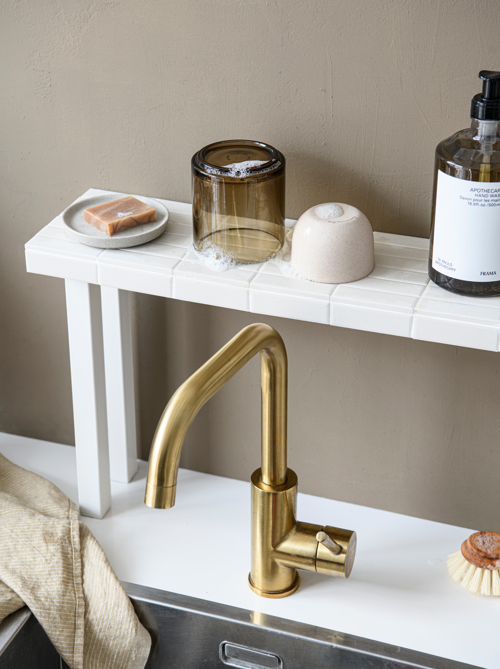 Muurverf 85% Dadel, 2,5 liter € 55,49 (flexa.nl). Drinkglas Tumbler Amber van Hasami Porcelain, set van 3 € 49,-, handzeep Apothecary van Frama, 500 ml € 45,-, linnen theedoek Pinstripe Honey van By Mölle € 15,- (thefinestore.com). Zeepblok Helemaal Shea € 7,95 (zaanschfaamwebshop.nl). Overig privébezit. vtwonen 05-2024 DIY | styling Myla Griese | fotografie Louis Lemaire