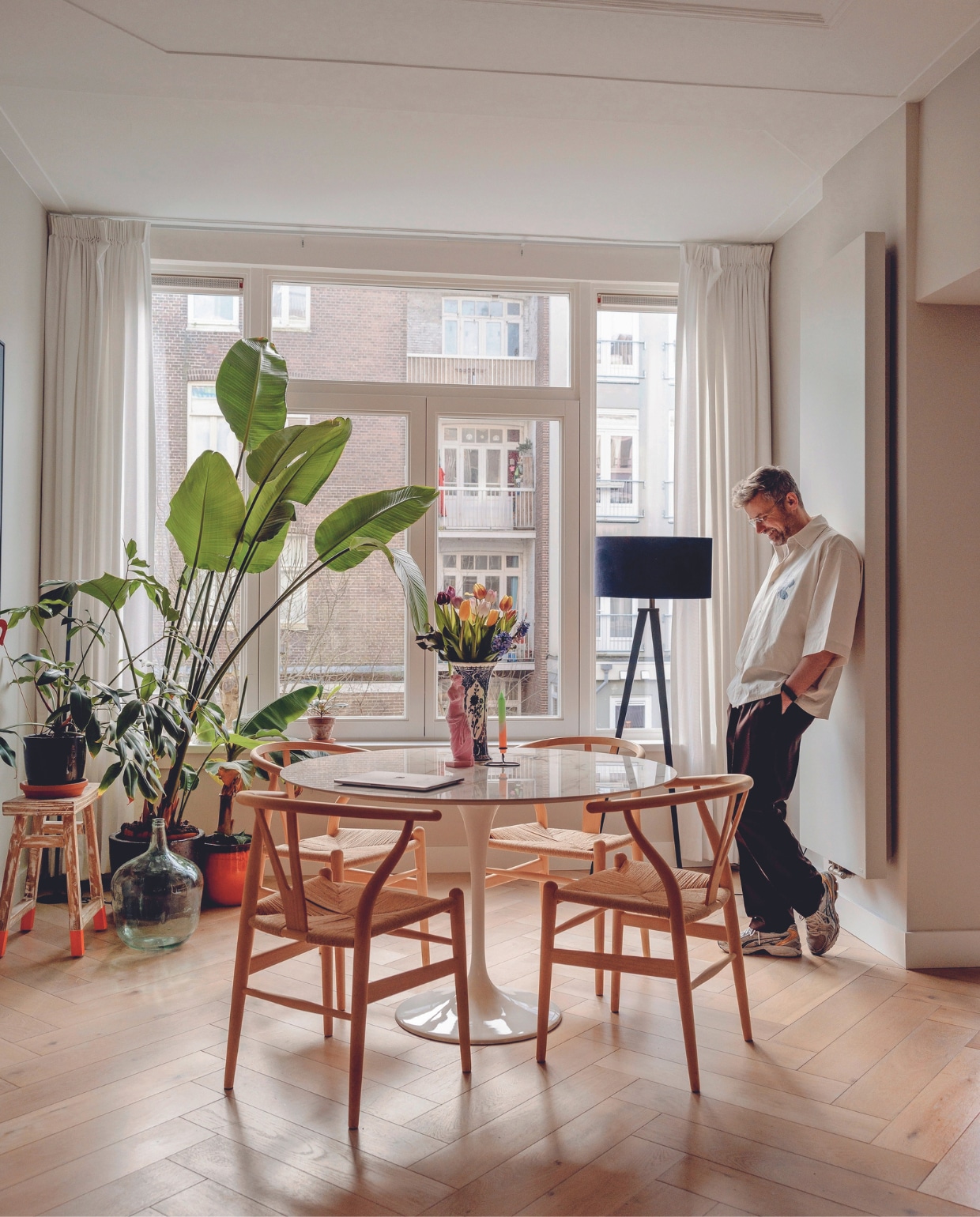 De stoelen van Carl Hansen mochten wat kosten, maar als je het doet, doe het dan goed, vindt Patrick. Tafel Saarinen. vtwonen 03-2024 | fotografie Ernie Enkelaar