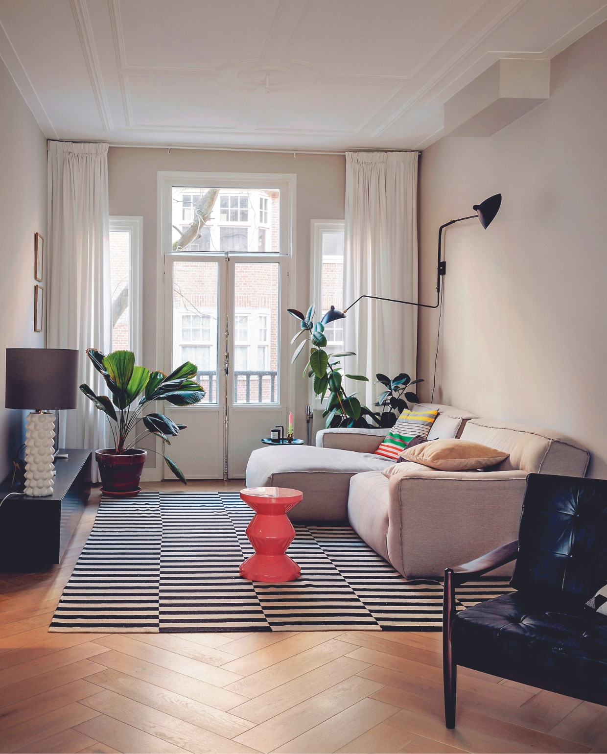 Op het dressoir staat een ‘tietenlamp’ van Jonathan Adler. Bank van Fést vtwonen 03-2024 | fotografie Ernie Enkelaar