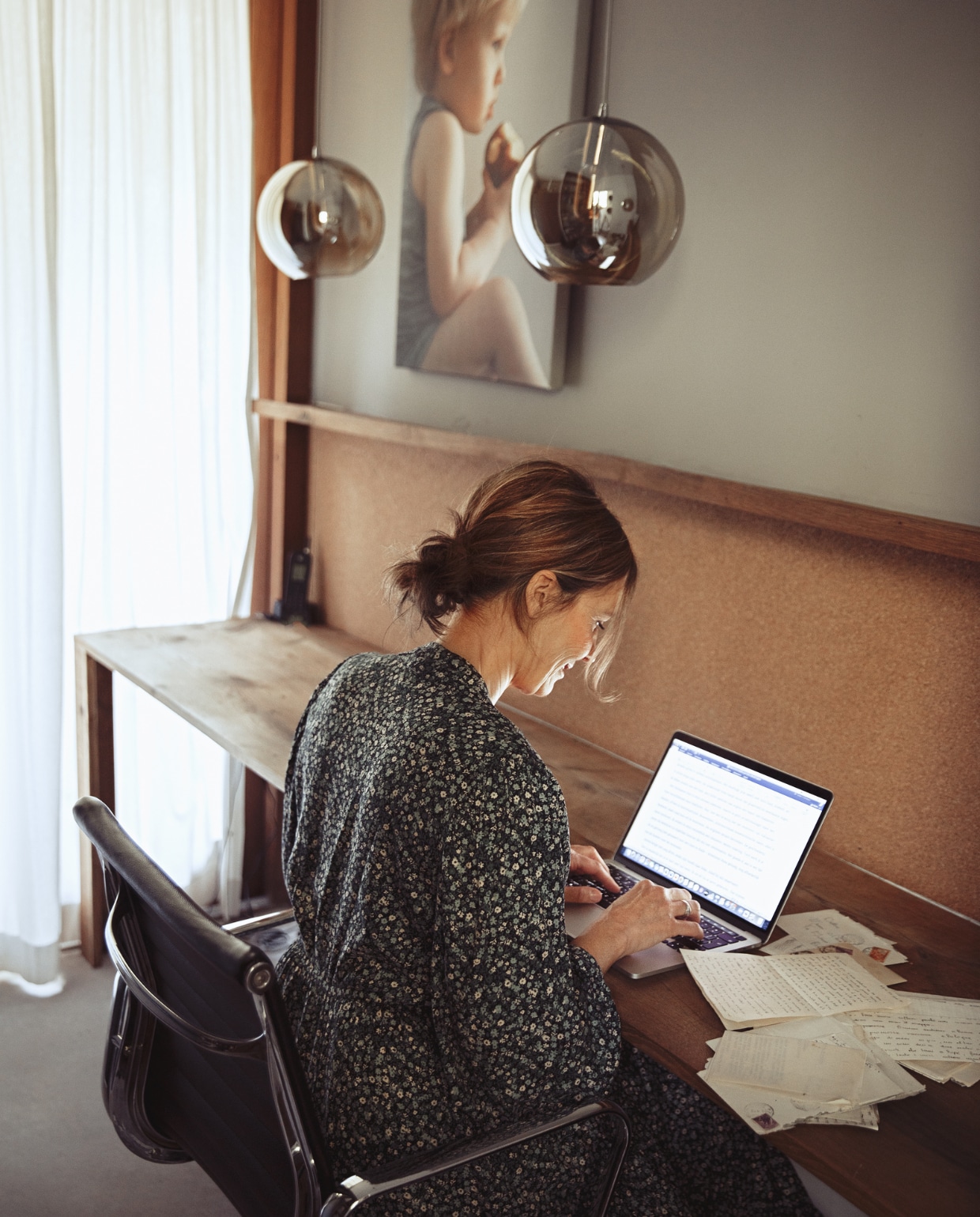 Bureau zelfgemaakt met achterwand van kurk24, lamp Light &amp; Living, stoel replica van Eames EA117 via Cavel Design. vtwonen 07-2022 | styling Ilona Jongepier | fotografie Dana van Leeuwen
