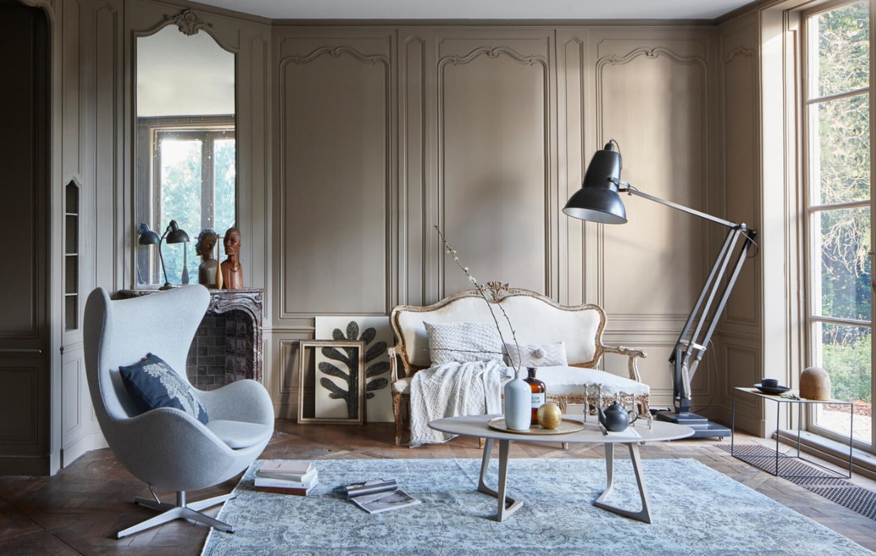 Bankje 150 cm € 900,- (Brechtje Olsthoorn). Fauteuil Egg Chair van Fritz Hansen € 4.984,- en zwart kussen 50x50 cm van Arper € 151,- (Mobilia). Vintage vloerkleed 270x157 cm € 590,- (www.rozenkelim.nl). Salontafel 100 cm € 1052,70, bijzettafel Twin Table van By Lassen 40x40x45 cm € 299,-, kussen Block van About Monday 40x60 cm € 60,-, kussen Kelim Black Triangles van Ferm Living 50x50 cm € 67,50 (Friday Next). Plaid van Simone Post in grey yellow € 130,- (The Frozen Fountain). Gouden dienblad € 65,- (MaisonNL). Witte vaas € 30,- (HK Living). Apothekersfles vanaf € 7,50 (Brût Amsterdam). Theepot € 40,- (Household Hardware). Gouden bal € 39,- (Six &amp; Sons). Zilveren nagelkandelaars van BMF per stuk € 15,- (Van Ons). Hoedenmal € 65,- (Burbri). Kommetje en schaaltje vanaf € 14,95 (Coleur Locale). vtwonen 04-2016 | styling Cleo Scheulderman | fotografie Jeroen van der Spek