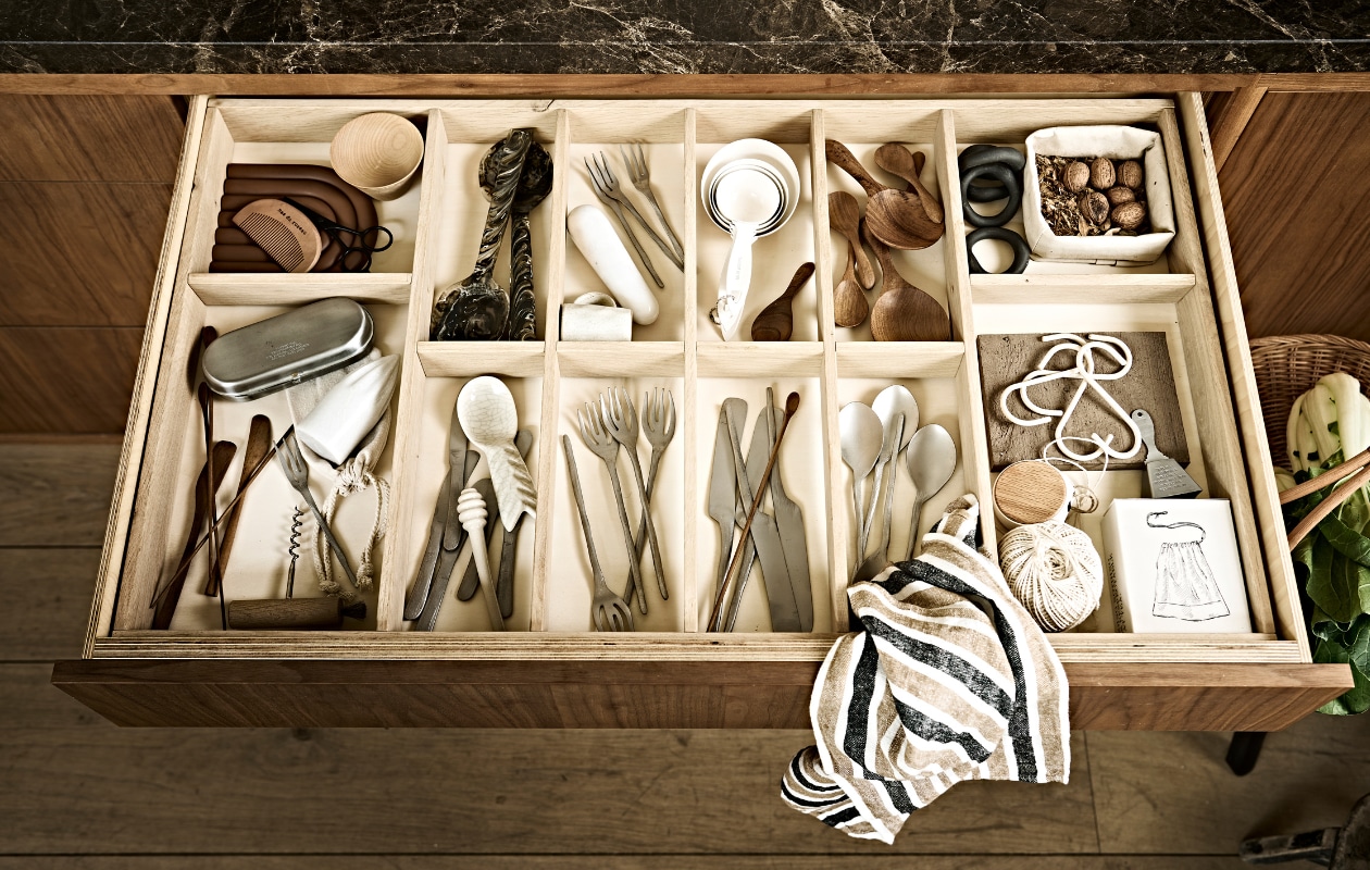 Smalle houten lepels linksonder en midden Stirring Spoon, set van 4 € 20,50, zilveren vork linksonder Flora Vulgaris Dessert Fork van Merci € 10,-, houten bakje linksboven Birch Bowl € 25,-, witte lepel met visgraathandvat linksonder Dashi Spoon € 29,-, zilveren vork linksboven van Merci € 10,-, zilveren bestek van Merci € 13,50, houten lepels midden boven vanaf € 4,95 (entertheloft.com). Theedoek € 8,95, schaar en kam met wit knoopzakje € 19,50, brillenkoker € 12,50, flesopener € 15,-, zilverkleurige bel rechtsonder € 7,25 (maisonnl.com). Witte marmeren fruitpers prijs op aanvraag, kleine houten messen linksonder prijs op aanvraag, gevlekt slabestek linksboven € 19,99, witte doos met zakjes prijs op aanvraag (sissy-boy.com). Bruine rubberen onderzetter € 17,-, marmeren pers linksboven onderdeel van vijzel van Ferm Living € 119,-, bruine stenen onderzetter rechts € 19,- (wonenmetlef.nl). Witte honingspatel, onderdeel van set met pot € 19,99, witte mini-mok € 3,99, witte maatbakjes prijs op aanvraag, witte hakenset € 12,99, houten rolmaat € 15,99, witte klos touw € 7,99, mand € 39,99 (zarahome.com). Zwarte servetringen, set van 4 € 12,99 (hm.com). Gestreepte theedoek in besteklade € 8,95 (maisonnl.com). Overig privébezit. vtwonen 09-2022 | styling Liza Wassenaar | fotografie Sjoerd Eickmans