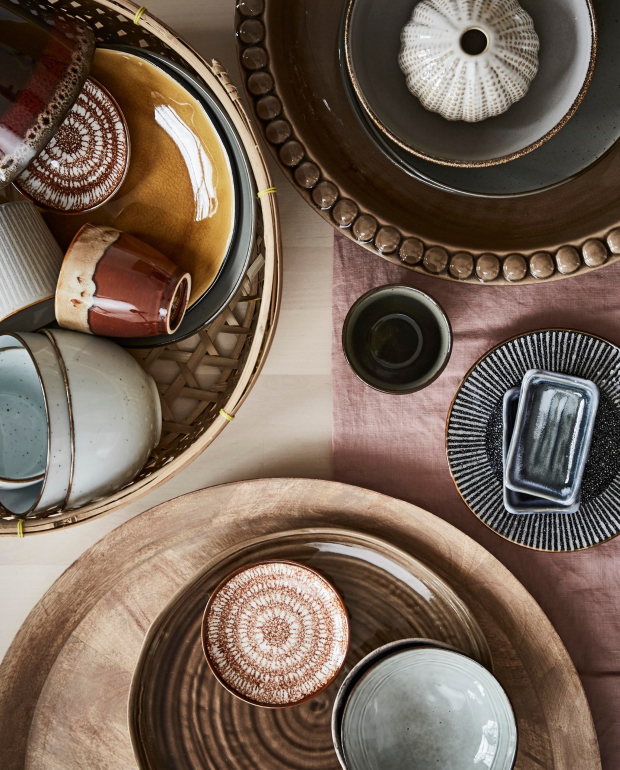 Tafelkleed gewassen linnen € 39,99 (H&amp;M Home). Bruine schaal € 20,- (Loods 5). Grijze bordjes per stuk € 2,99, grijze kom € 2,99 (Xenos). Klein vaasje € 1,75 (Kwantum). Schaaltje € 4,50 (Loods 5). Gestreept bordje € 2,99, kleine schaaltjes per stuk € 1,99 (Xenos). Houten dienblad € 39,99 (Trendhopper). Decoratiebord bruin € 7,- (Kwantum). Klein bruin schaaltje € 1,99, grijs schaaltje € 2,49 (Xenos). In mand € 8,95, bruine mok € 2,95, kom € 3,95 (Loods 5). Witte kom per stuk € 3,99, mok met streepje € 2,49, bruin schaaltje € 1,99, grijs bordje € 2,99 (Xenos). Geel bordje € 4,50 (Kwantum). vtwonen 05-2018 | styling Fietje Bruijn | fotografie Alexander van Berge