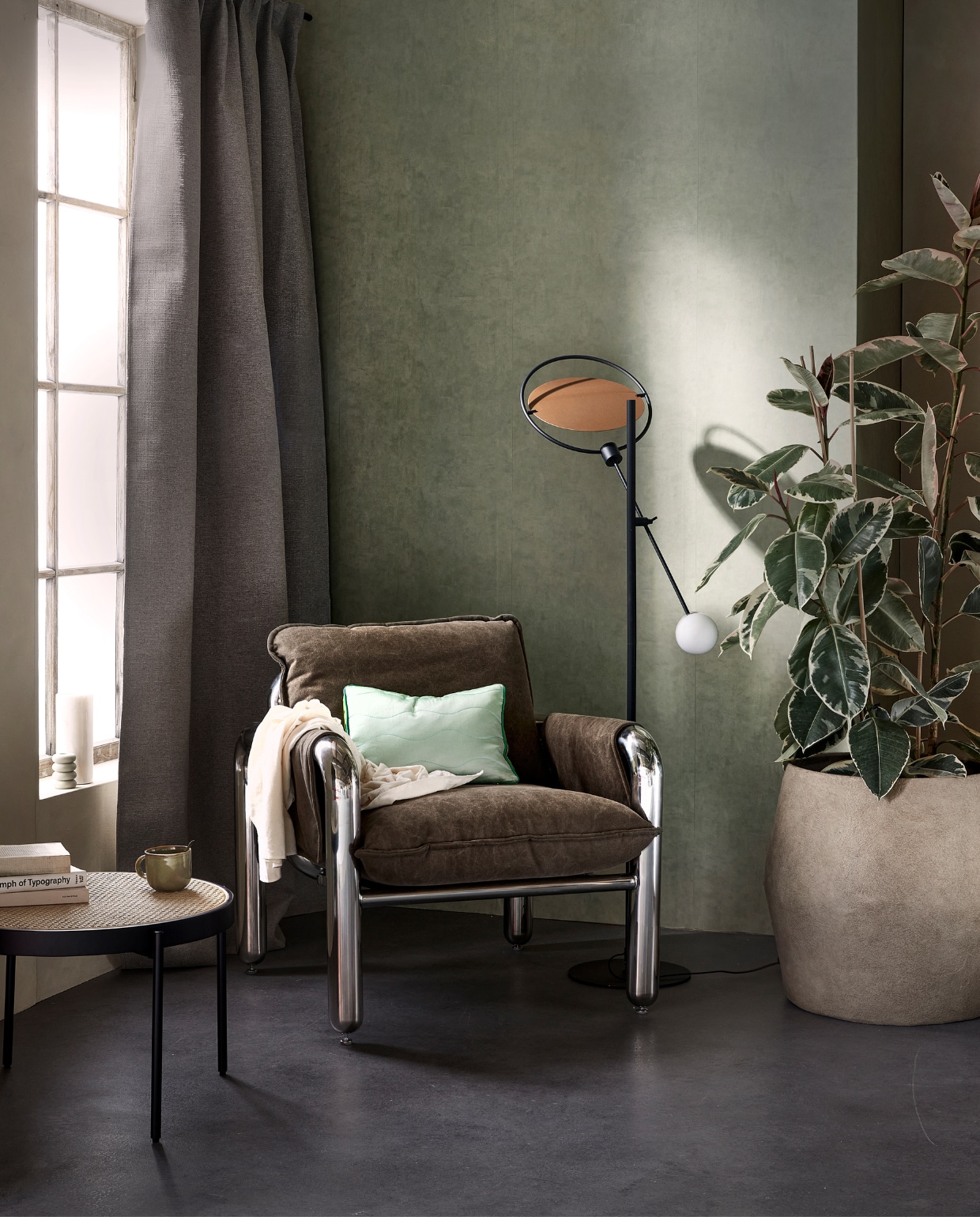 Verduisterend kant-en-klaar gordijn Drizzle in Flax 1291, 140x270 cm (bxh) € 72,99, hkliving.com (fauteuil, kussen, mok), zuiver.com (bijzettafel, vloerlamp), vtwonen.nl/shop (bloempot van Serax), eijffinger.com (behang Unify in 333220). Overig privébezit. vtwonen 08-2023 | productie Tanja Saarberg | styling Marlies Does | fotografie Peggy Janssen