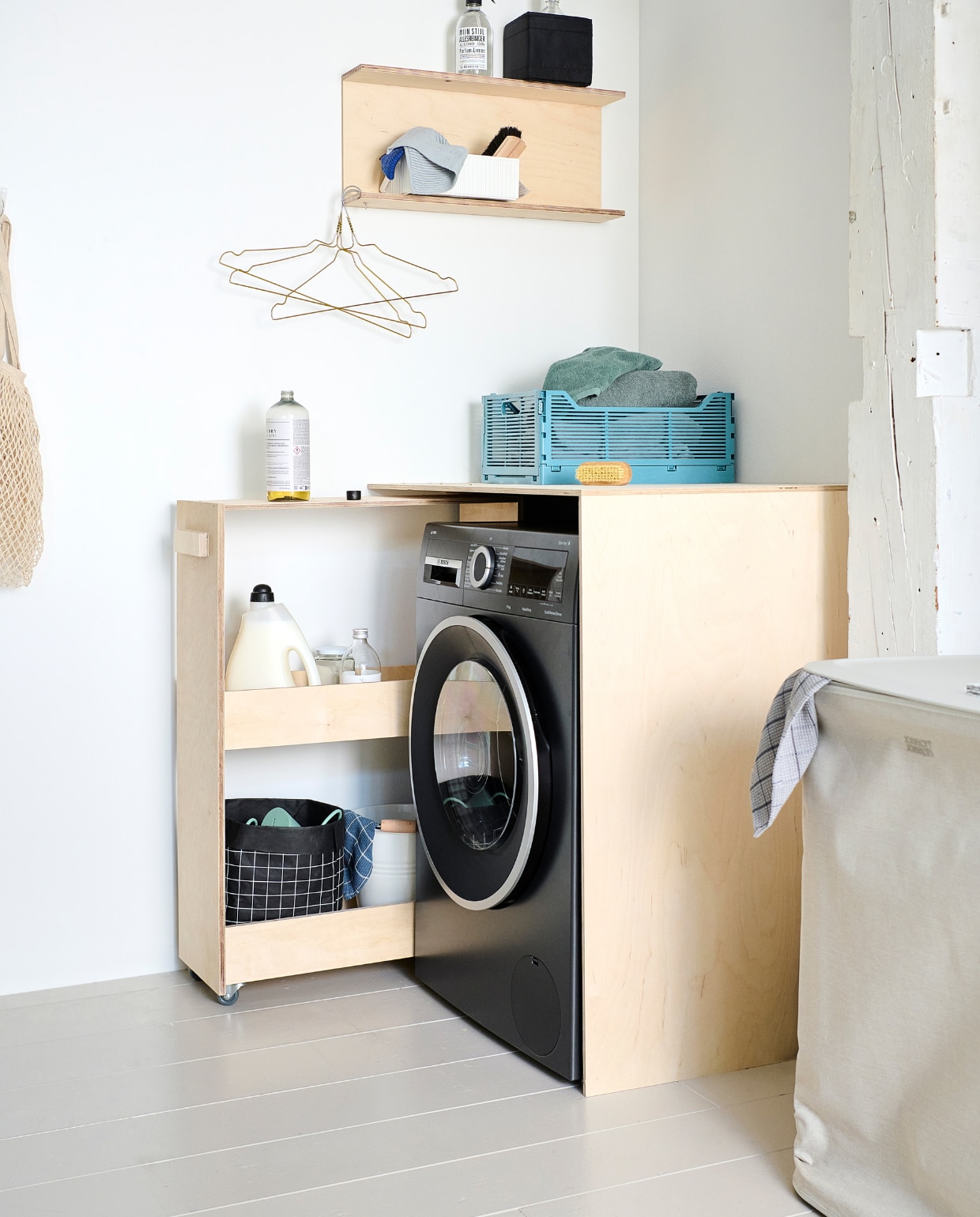 Gerecycled plastic klapkrat letterbord M € 10,50 (hema.nl). Groengrijze gerecycled katoenen handdoek € 19,95, katoenen nettas € 7,95, bio-katoenen vaatdoek € 2,25, linnenwater Katoen, 500 ml € 6,95, milieuvriendelijk kleipoeder Terre des Sommières € 4,95 (dille-kamille.nl). Wasmiddel € 9,95 (zarahome.com). Kunststof mand Omnioffre S van Hachiman € 15,99, kunststof wasmand Tota Trio van Joseph Joseph, 90 liter € 149,99 (vtwonen.nl/shop). Zinken emmer op volgende pagina, 10 liter € 9,95 (dille-kamille.nl). Overig privébezit. vtwonen special DIY 8 | styling Kelly van Gendt, Corrien Flohil | fotografie Sjoerd Eickmans