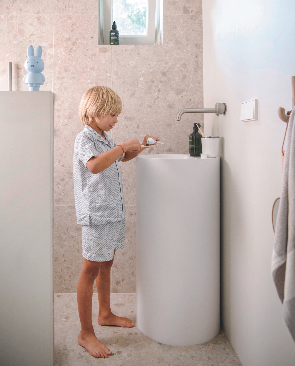 Wasbak Not Only White, tandenborstelhouder Vipp, kraan Como, tegels G-stone  Terrazzo van Tegels in Huis. Overig onbekend. vtwonen 03-2024 | productie Insidehomepage | styling Esther Loonstijn | fotografie Louis Lemaire