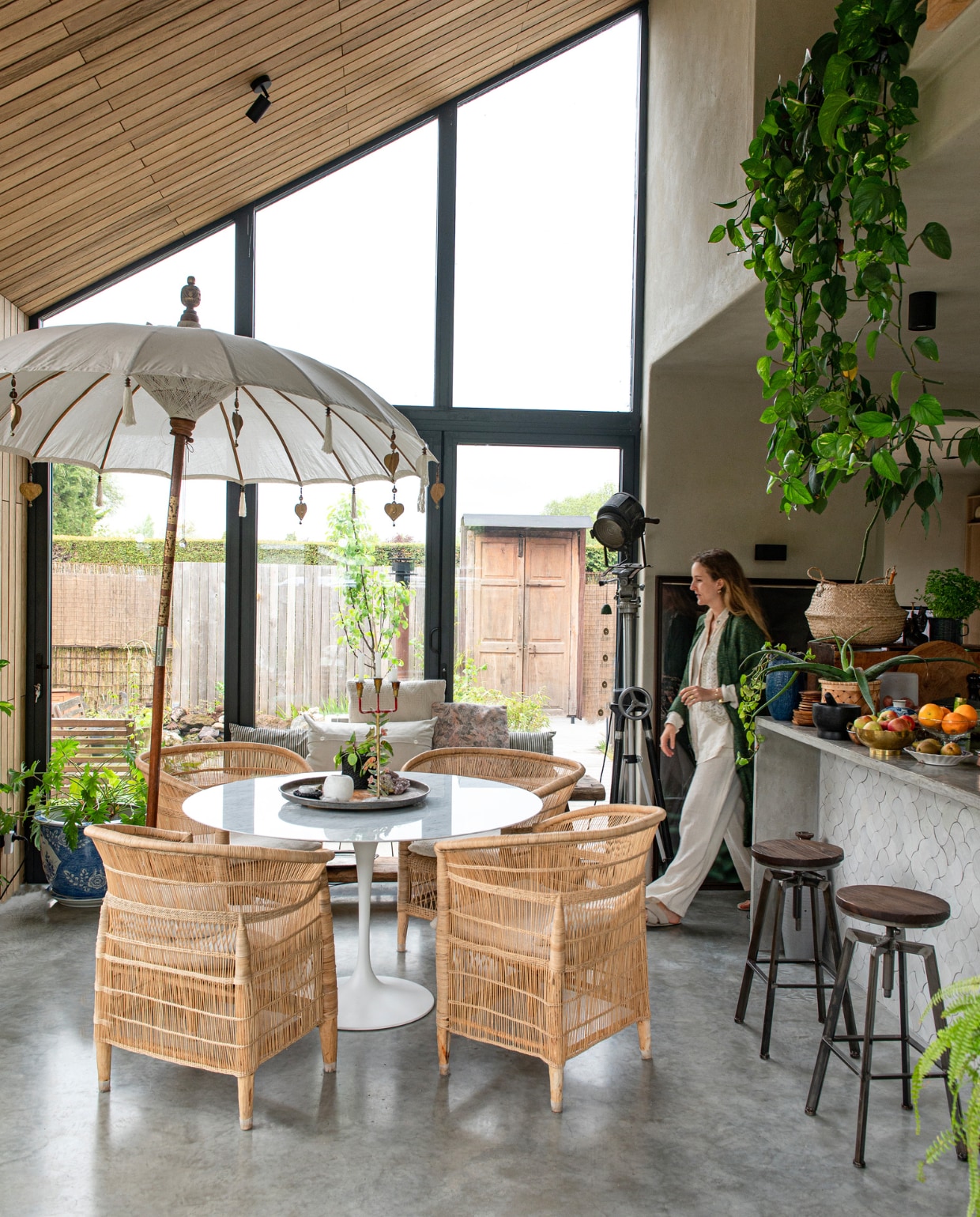 Marmeren tafel Tulip van Eero Saarinen, stoelen Malawi van People of the Sun, parasol meegenomen uit Indonesië, studiolamp uit fotostudio Juliëttes vader, barkrukken Marktplaats, keuken op maat gemaakt door Moonshine Interieur en Kleurstuc.nl, oude deuren buiten tweedehands, wanden gestuct met leem van Tierrafino. Europees hout op plafond Platowood. onbekend. vtwonen DIY special 08 | fotografie Caroline Coehorst