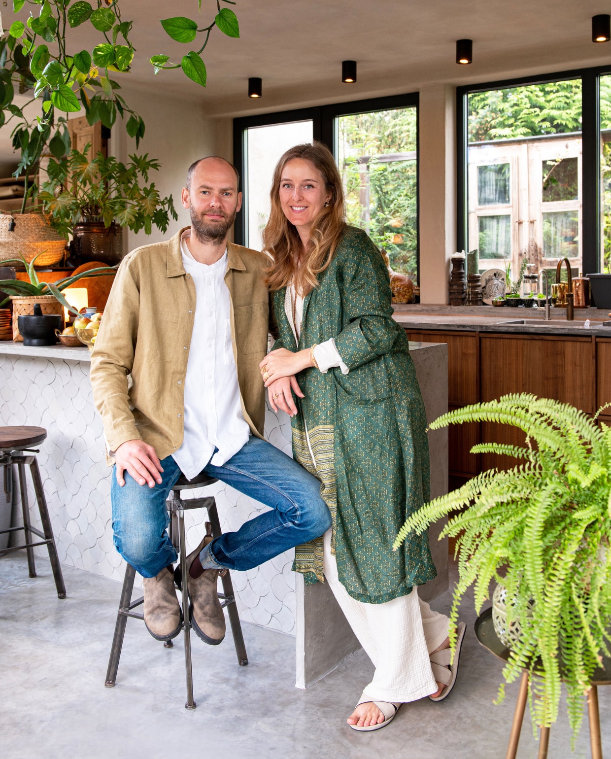 De bewoners, Keuken op maat gemaakt door Moonshine Interieur en Kleurstuc.nl, handgemaakte Marokkaanse zelliges Poisson Echelles, koperen kraan Grohe, barkrukken Marktplaats, keukenmachine Magimix, plafondspots veilingsite. Overig onbekend. vtwonen DIY special 08 | fotografie Caroline Coehorst