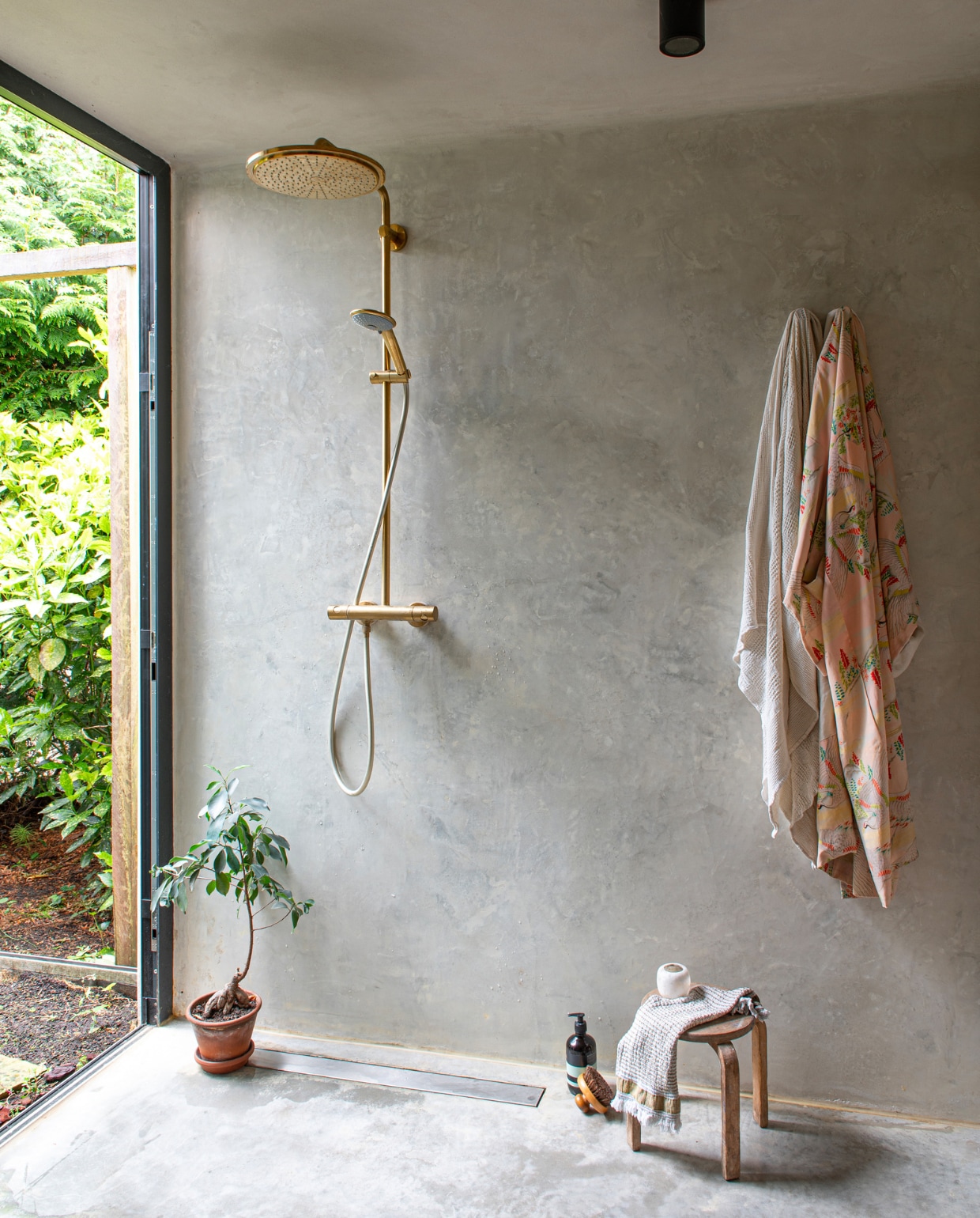 Regendouche Grohe, kruk Ikea, kimono tweedehands. Overig onbekend. vtwonen DIY special 08 | fotografie Caroline Coehorst