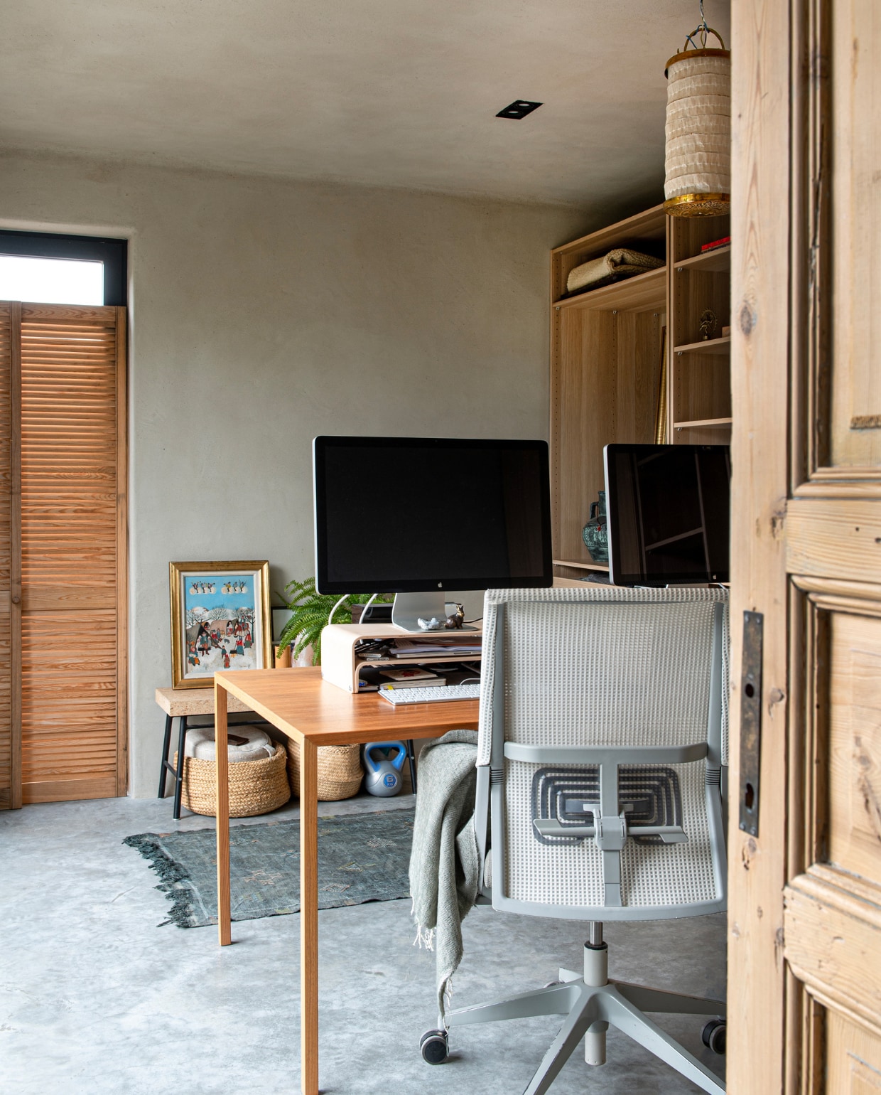 Tafel Slim van Arco, wandkast Ikea, oude deur meegenomen uit Egypte. Lamp, manden, lantaarn, schilderij tweedehands. Plafondspots veilingsite. Overig onbekend. vtwonen DIY special 08 | fotografie Caroline Coehorst
