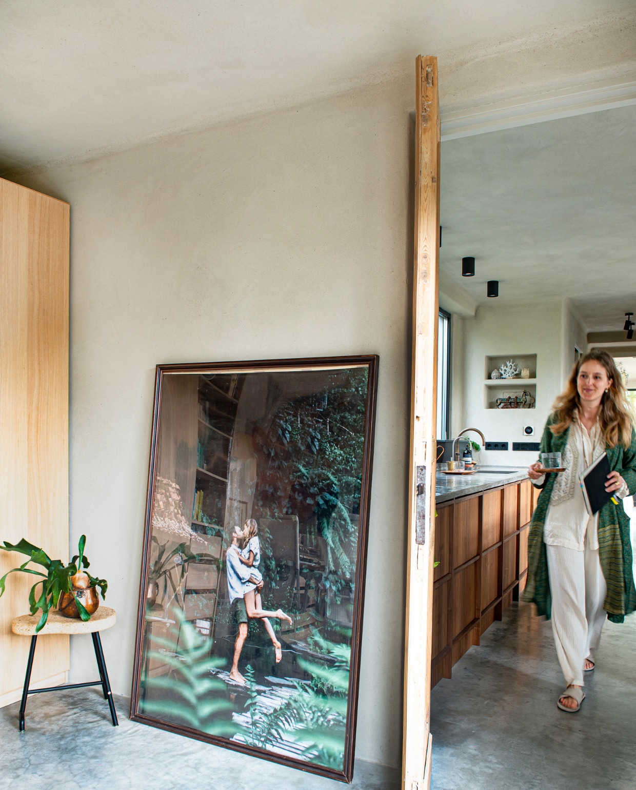 Foto zelfgemaakt bij Balinees hotel Bambu Indah. Kruk Ikea, lijst en plantenpot tweedehands. Overig onbekend. vtwonen DIY special 08 | fotografie Caroline Coehorst