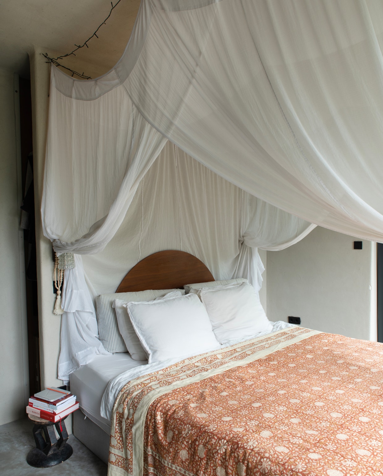 Klamboe en sprei meegenomen uit Singapore, kruk meegenomen uit Afrika. Ecologisch beddengoed Coco-mat, bedlamp tweedehands. Overig onbekend. vtwonen DIY special 08 | fotografie Caroline Coehorst